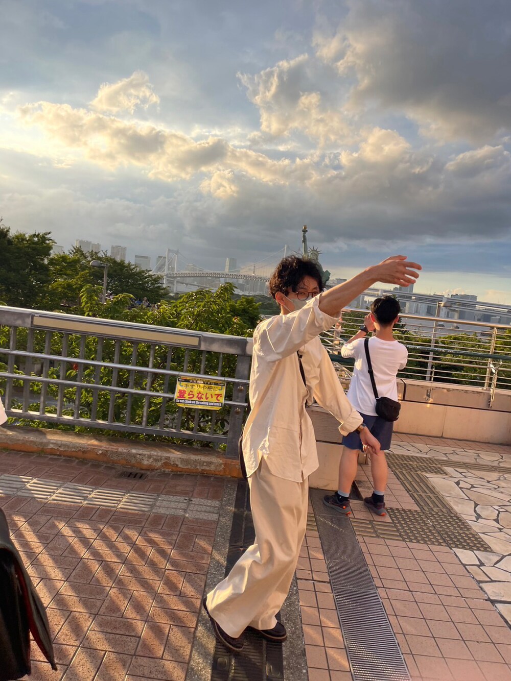 「韓国コーデ、大人コーデ、シンプル、メンズコーデ、デニムパンツ、キレイめ、シャツコーデ、休日コーデ、大人カジュアル、バンドカラーシャツ、ワントーンコーデ、まっしろコーデ、デカバッグ」｜「EMMA CLOTHESのシャークソールシューズ/フリンジローファー/モカシン/モンク/チロリアン/グルカ/レースアッププレーントゥ ドレスシューズ EMMA CLOTHES（ローファー、ブラック系）」を使った、tackeeeeeyさん（メンズ・175cm）の秋コーディネートの1枚目の写真