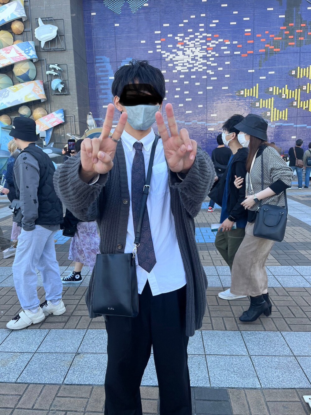 「ファッションを楽しもう、秋服、オトナカジュアル、メンズコーデ、ゆるコーデ、スラックス、WEARyouthコーデ、秋服コーデ、カジュアル、カーディガン、プチプラコーデ」｜「CLELの【CLEL】Smooth Leather Square Shoulder Bag / スムースレザースクエアショルダーバッグ ネックポーチ（ショルダーバッグ、ブラック系）」を使った、tackeeeeeyさん（メンズ・175cm）の秋コーディネートの1枚目の写真