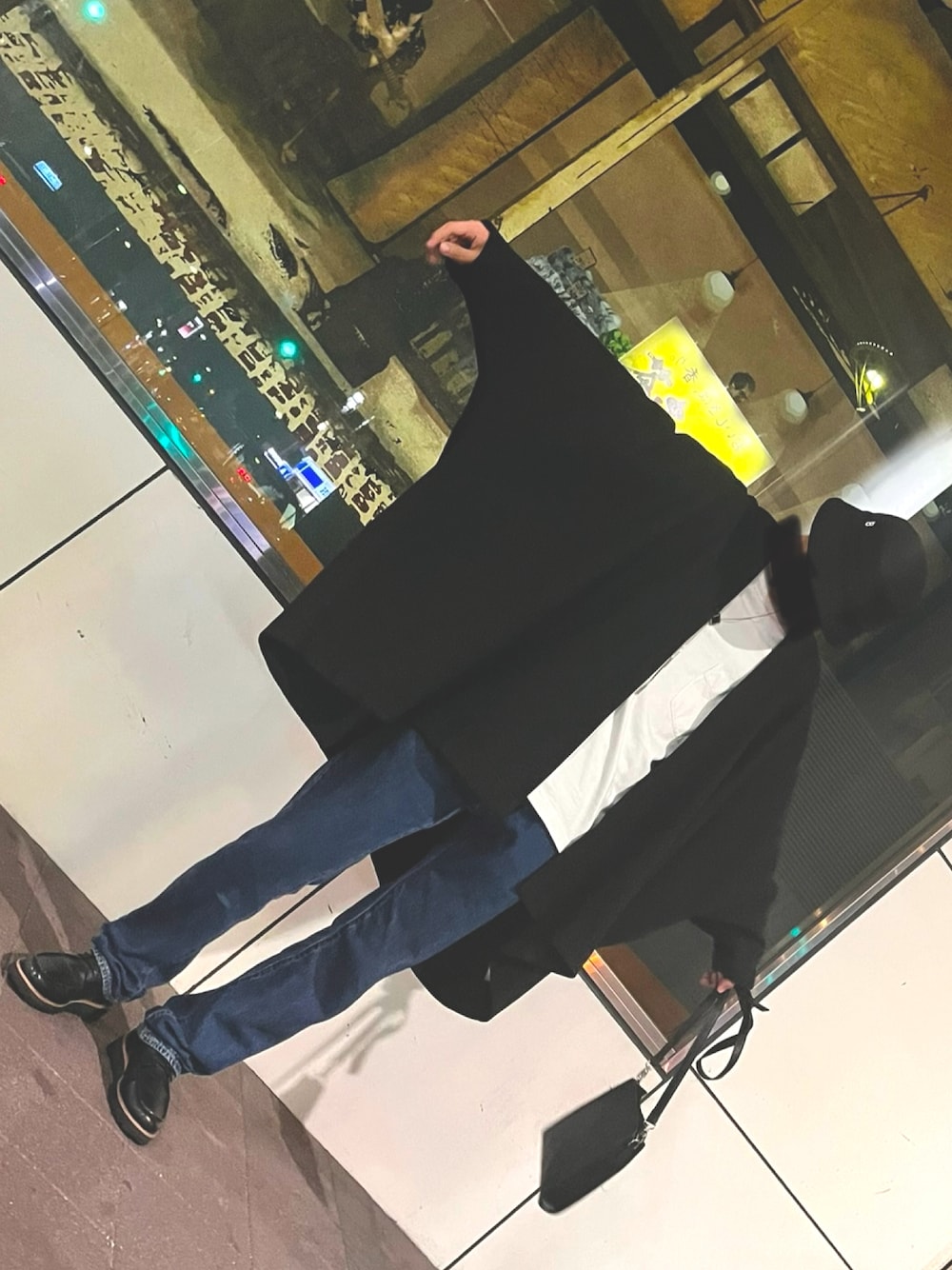 「大人コーデ、シンプルスタイル、秋ファッション、オトナカジュアル、デニムパンツ、ビッグシルエット、モノトーン、メンズコーデ、シンプル、モード、プチプラ、ファッションを楽しもう」｜「BEAMS HEARTのBEAMS HEART / カットソー バケットハット（ハット、ブラック系）」を使った、tackeeeeeyさん（メンズ・175cm）の秋コーディネートの1枚目の写真