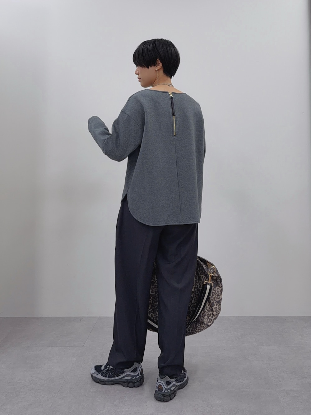 グレー系のTシャツ/カットソー、グレー系のその他パンツ、その他のトートバッグを着用したレディースの夏コーディネートの1枚目の写真