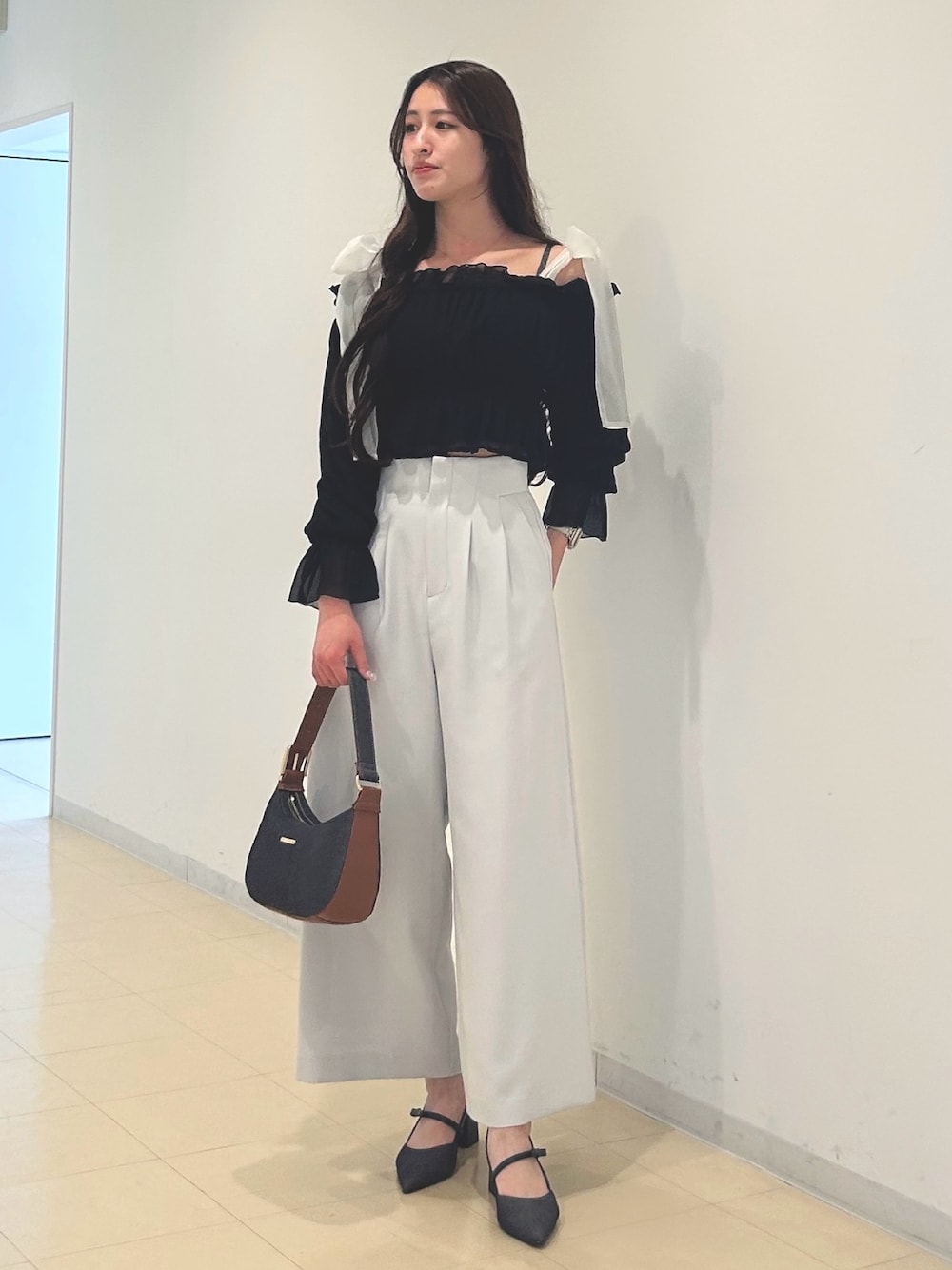 「大人カジュアル、最近のいい感じコーデ、リボン、春夏コーデ、淡色コーデ、きれいめカジュアル、休日スタイル、デニム、オフィスカジュアル、女子会、おでかけコーデ、オトナ女子、パンツスタイル、大人ファッション、シンプルコーデ」｜「MERCURYDUOの2WAYデニムショルダーバッグ（ショルダーバッグ、ブルー系）」を使った、ayamoさん（レディース・165cm）の春コーディネートの1枚目の写真
