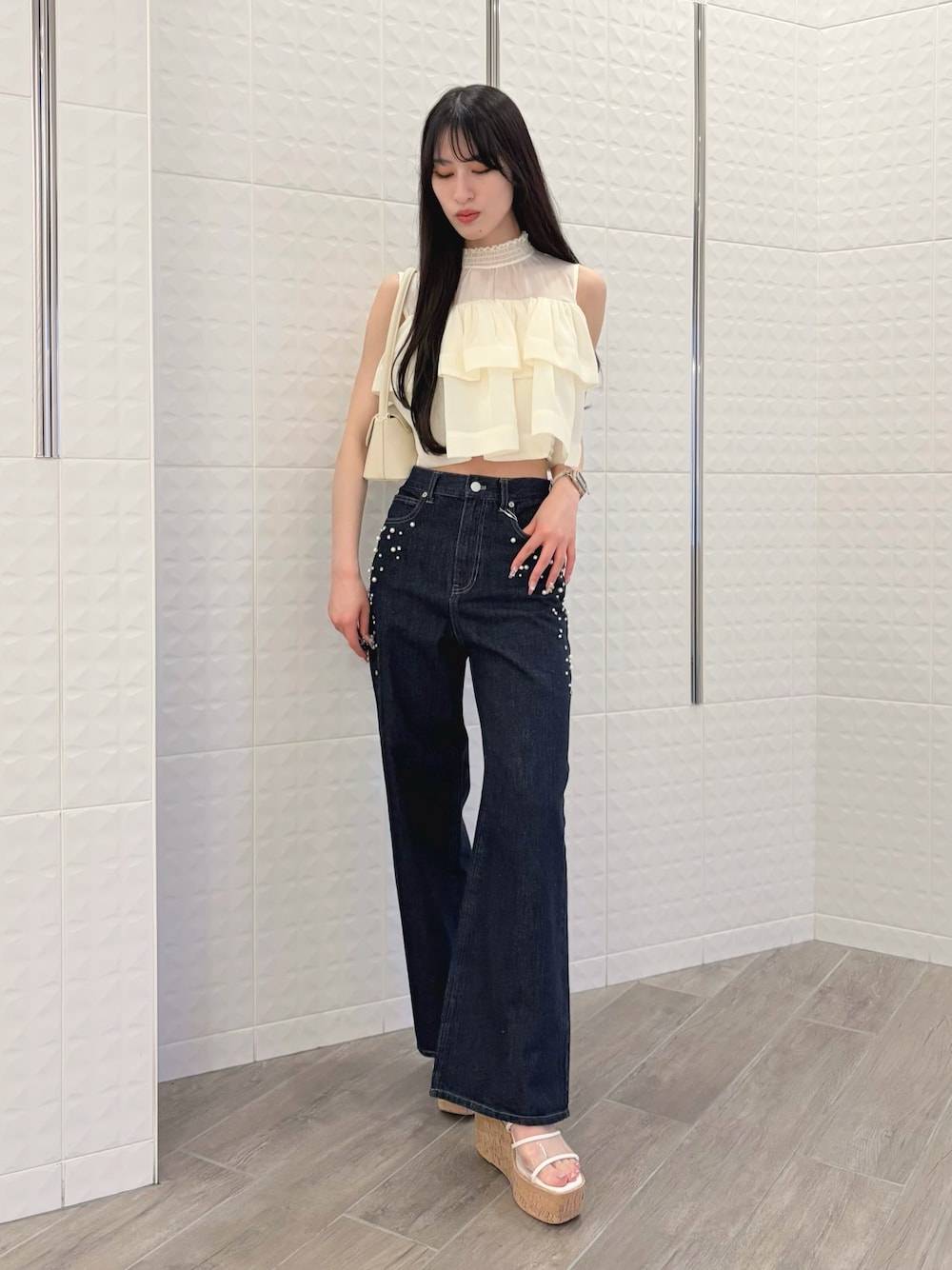 ブルー系のデニムパンツ、その他のサンダル、ホワイト系のキャミソールを着用したレディースの夏コーディネートの1枚目の写真