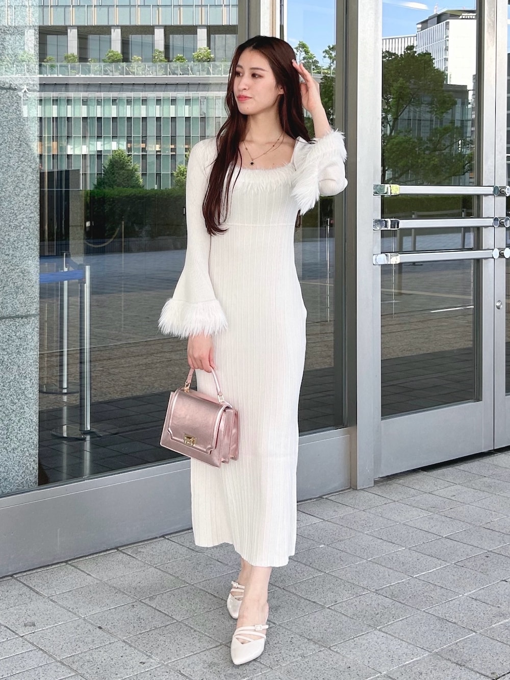 ホワイト系のワンピース、ピンク系のハンドバッグ、ベージュ系のパンプスを着用したレディースの秋コーディネートの1枚目の写真