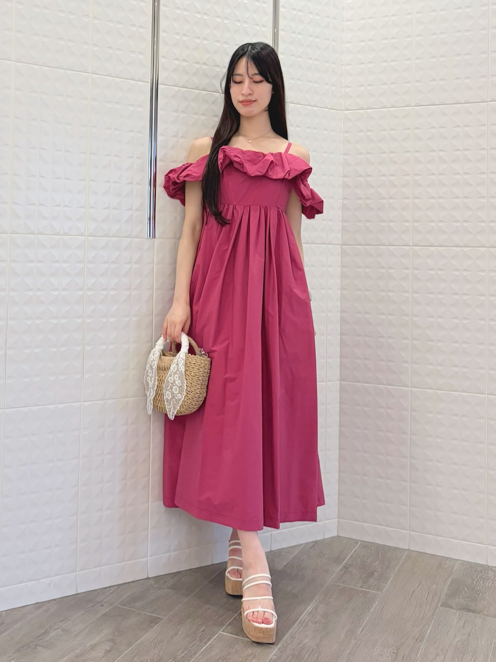 ピンク系のワンピース、その他のサンダル、ベージュ系のハンドバッグを着用したレディースの夏コーディネートの1枚目の写真
