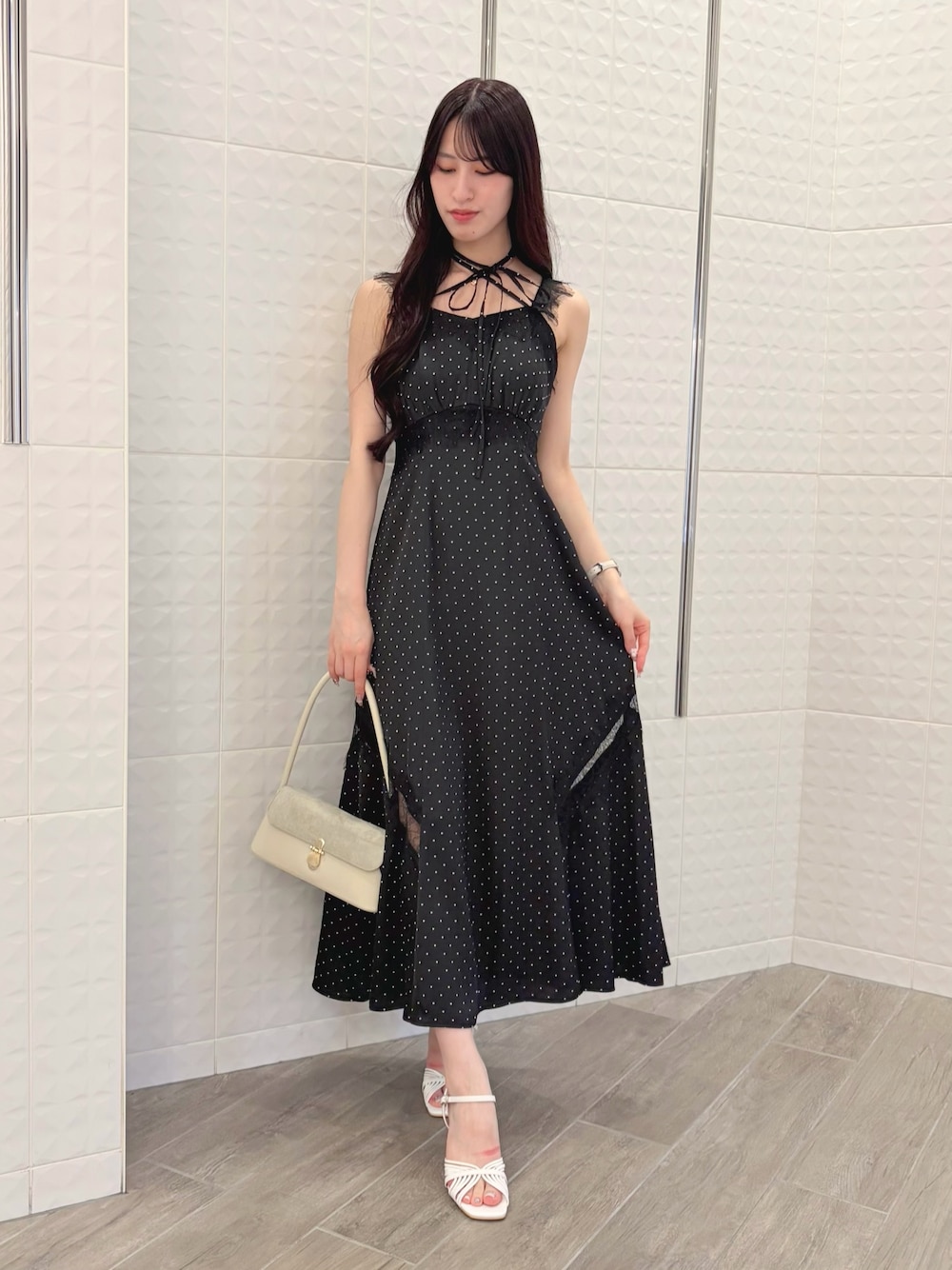 ブラック系のワンピース、ホワイト系のサンダル、ブラック系のキャミソールを着用したレディースの夏コーディネートの1枚目の写真