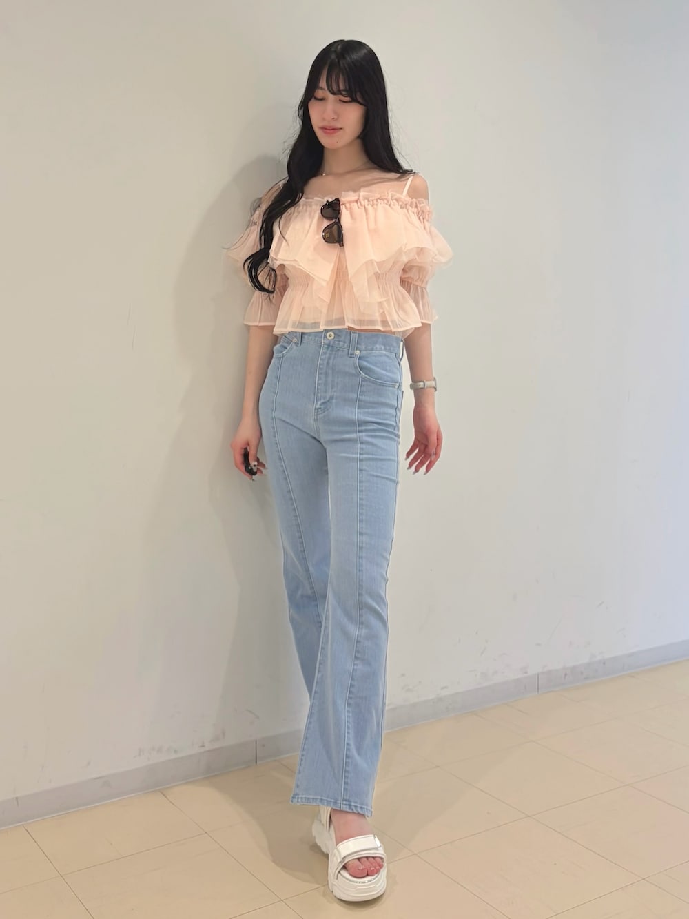 ブルー系のその他パンツ、ピンク系のシャツ/ブラウス、ホワイト系のサンダルを着用したレディースの春コーディネートの1枚目の写真