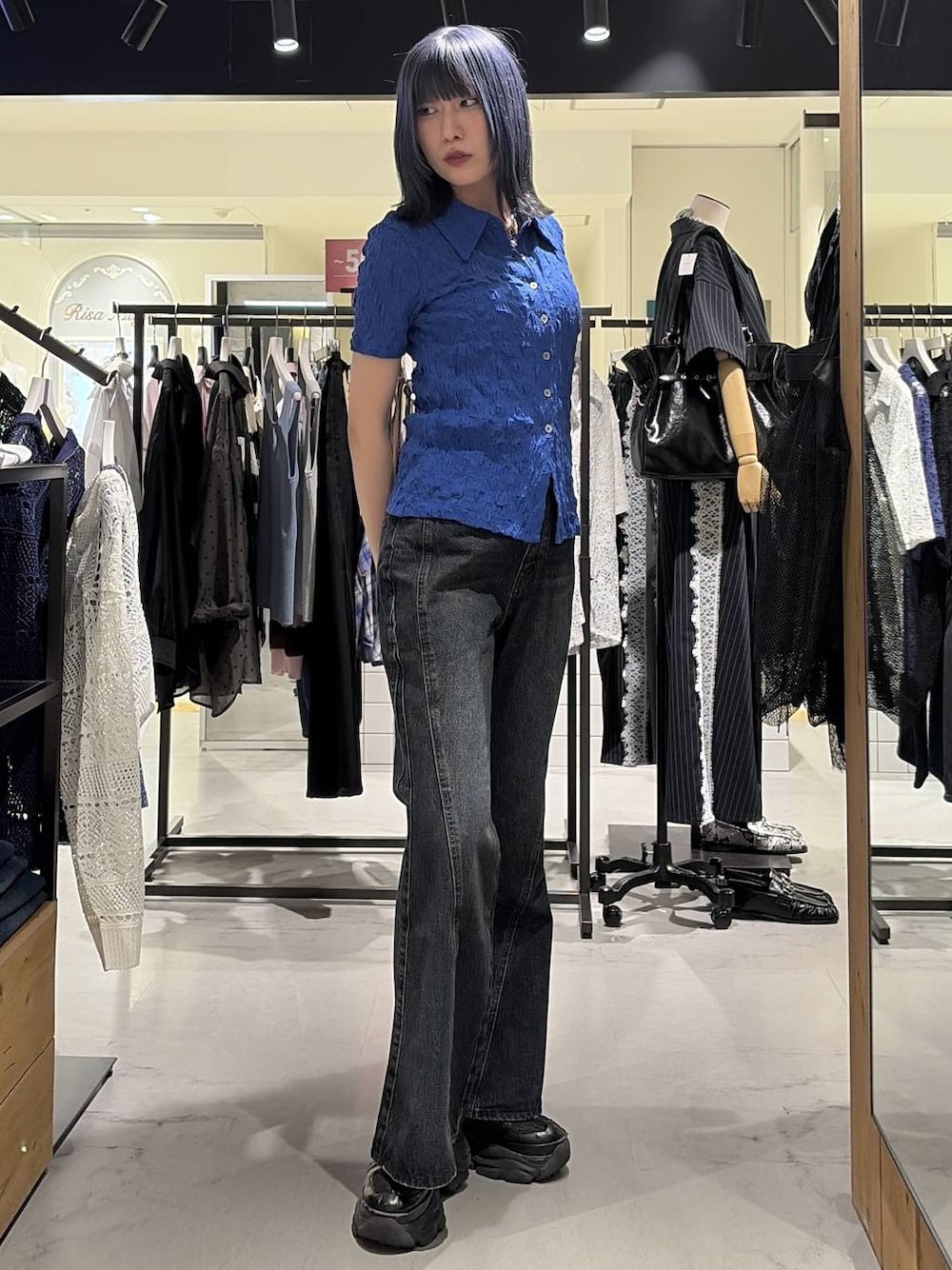 ブラック系のスニーカー、ブルー系のデニムパンツ、ブルー系のシャツ/ブラウスを着用したレディースの夏コーディネートの1枚目の写真