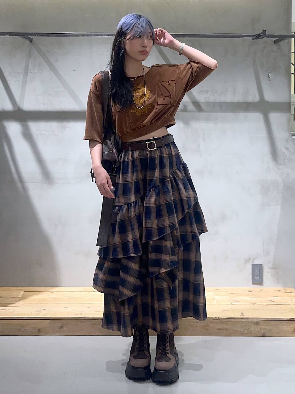 ブラウン系のブーツ、ブラウン系のボストンバッグ、ブラウン系のTシャツ/カットソーを着用したレディースの夏コーディネートの1枚目の写真