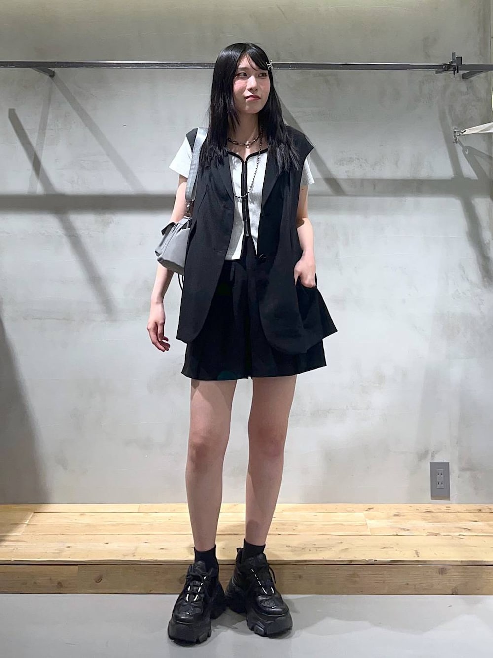「高身長、モード、着痩せ・細見え、PAGEBOY、骨格ウェーブ_PAGEBOY、ブルベ冬_PAGEBOY、セットアップ、モノトーン、きれいめ、きれいめカジュアル、大人カジュアル、ガーリー、ショートパンツ、ベスト、ブラックコーデ」｜「PAGEBOYのプラットチャンキースニーカー（スニーカー、ブラック系）」を使った、あちさん（レディース・168cm）の夏コーディネートの1枚目の写真