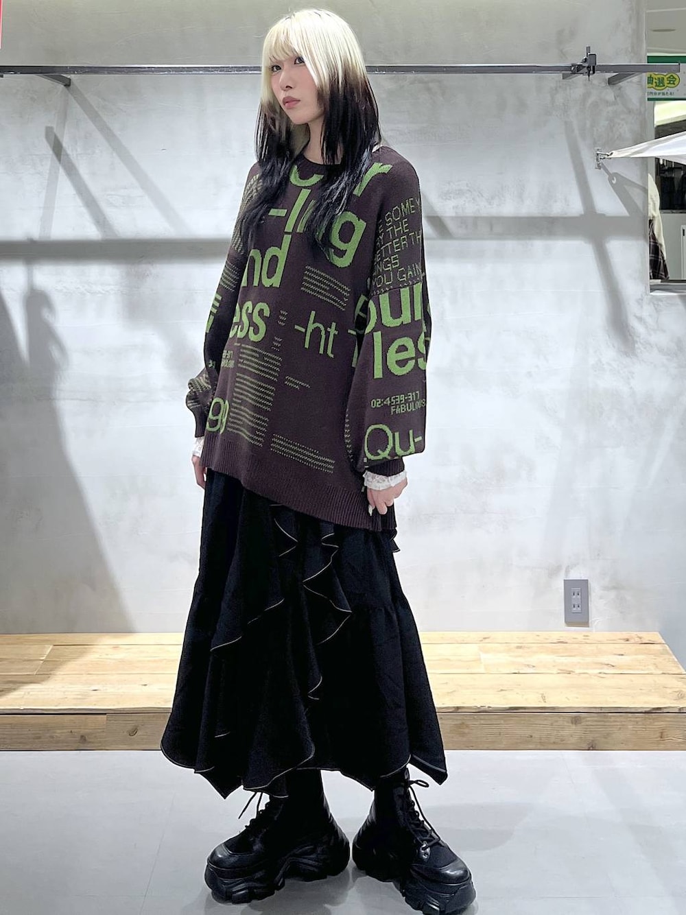 ブラック系のブーツ、ホワイト系のTシャツ/カットソー、ブラック系のスカートを着用したレディースの冬コーディネートの1枚目の写真