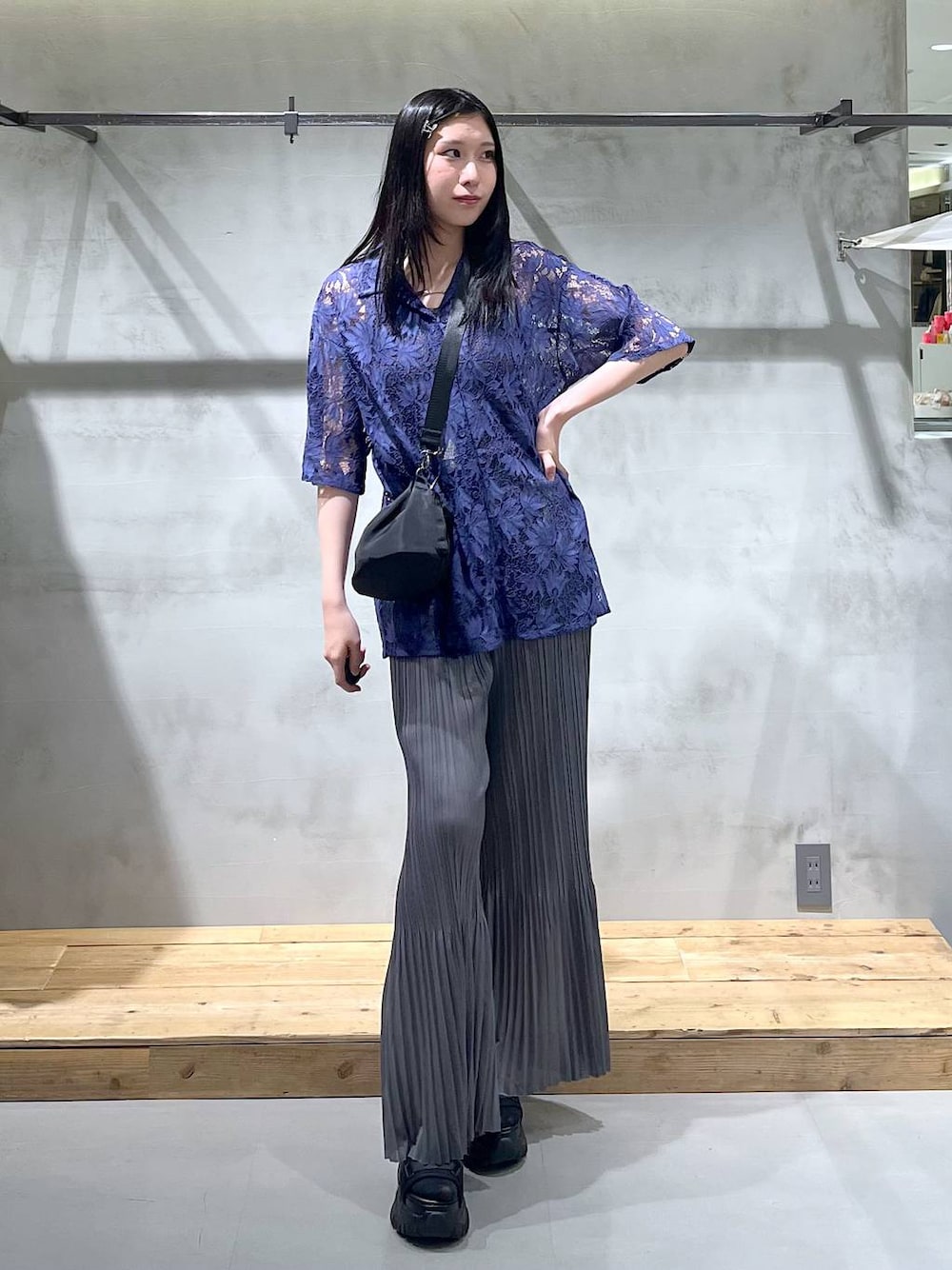 「高身長、モード、着痩せ・細見え、PAGEBOY、骨格ウェーブ_PAGEBOY、ブルベ冬_PAGEBOY、きれいめ、きれいめカジュアル、大人カジュアル、シャツ、シャツスタイル、柄シャツ、ショルダーバッグ、シンプルコーデ、お出かけコーデ」｜「PAGEBOYのダッドコンビスポサン（サンダル、ブラック系）」を使った、あちさん（レディース・168cm）の春コーディネートの1枚目の写真