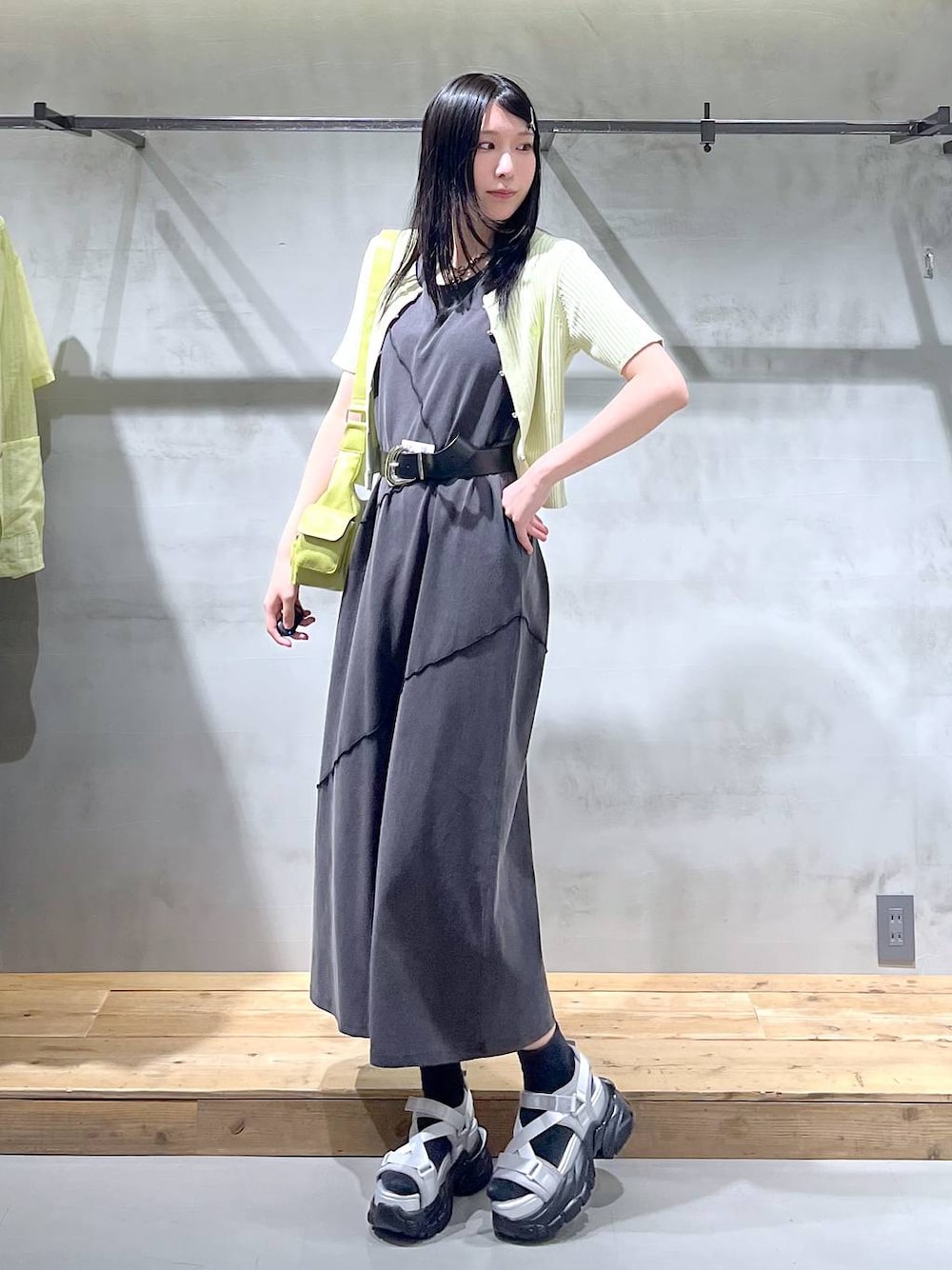 「高身長、モード、着痩せ・細見え、PAGEBOY、骨格ウェーブ_PAGEBOY、ブルベ冬_PAGEBOY、ワンピース、差し色コーデ、きれいめ、きれいめカジュアル、大人カジュアル、体型カバー」｜「PAGEBOYのダッドコンビスポサン（サンダル、グレー系）」を使った、あちさん（レディース・168cm）の夏コーディネートの1枚目の写真