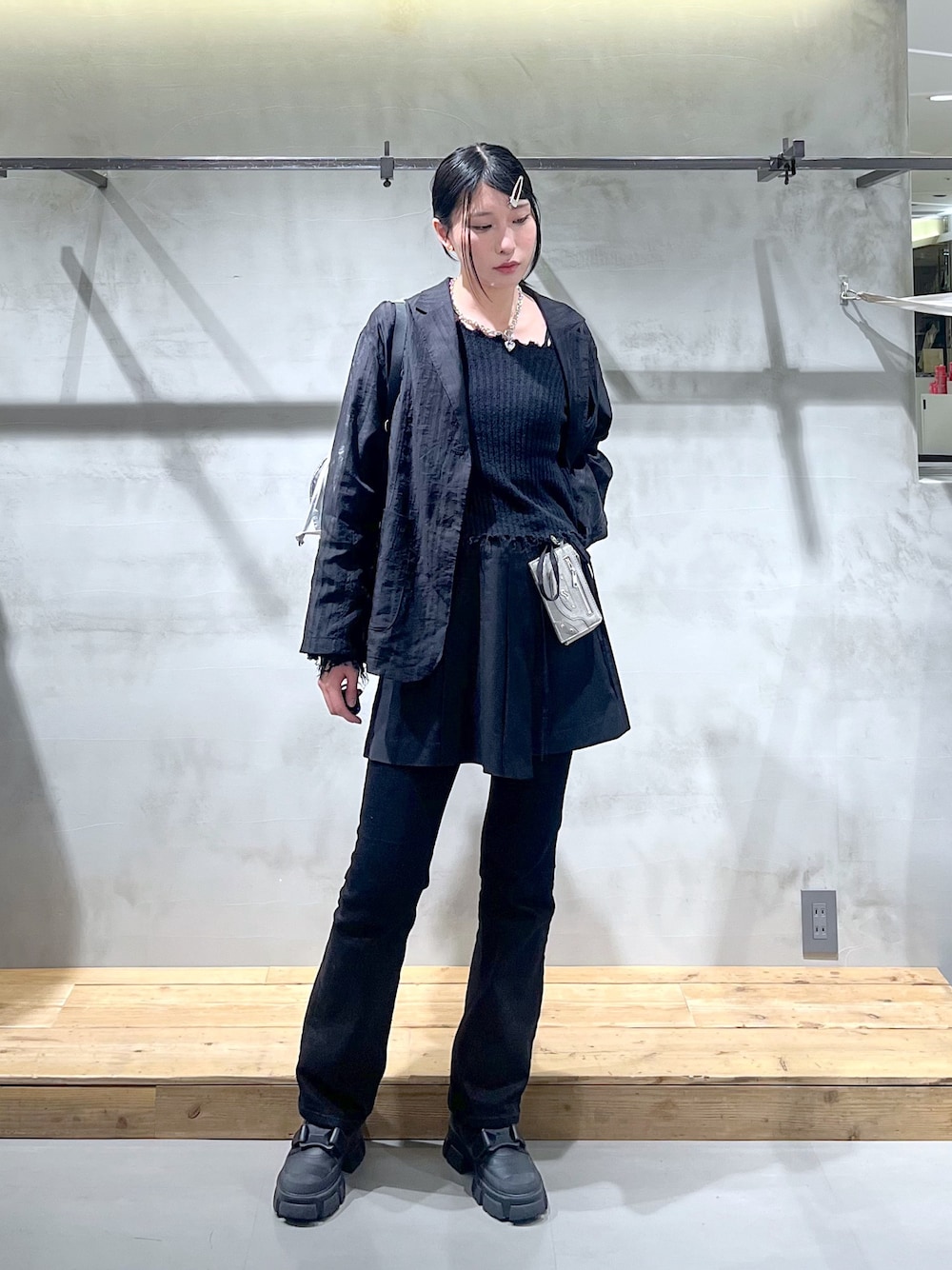 「オールブラックコーデ、レイヤードスタイル、プリーツスカート、フレアスラックス、フレアパンツ、シアージャケット、フェミニン、韓国ファッション、PAGEBOY、ブルベ冬、ブルベ冬_PAGEBOY、骨格ウェーブ、骨格ウェーブ_PAGEBOY、春コーデ、春めき満開コーデ」｜「PAGEBOYのプリーツラップミニスカート（スカート、ブラック系）」を使った、あちさん（レディース・168cm）の春コーディネートの1枚目の写真