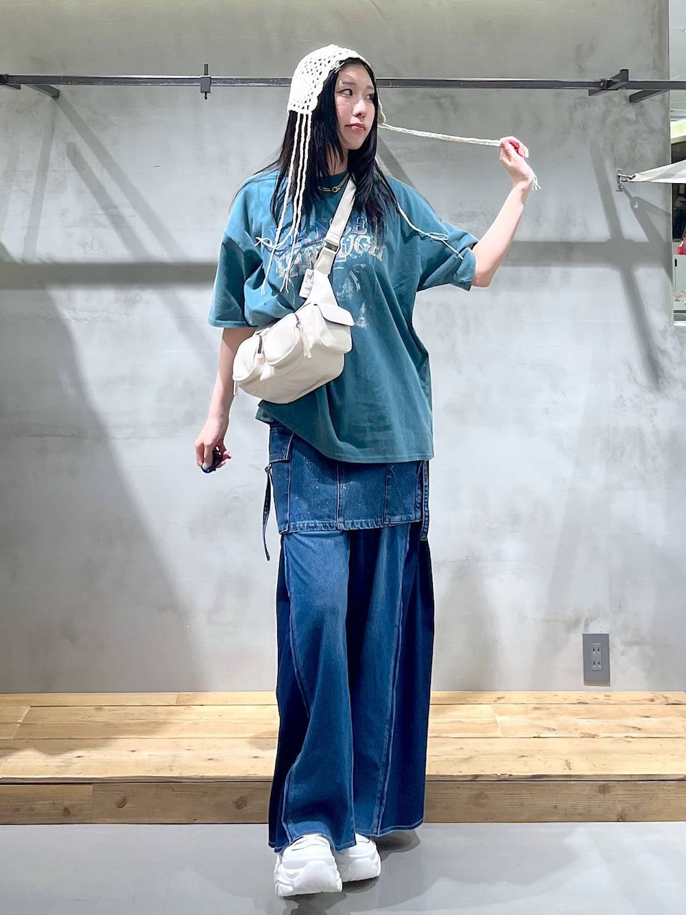 「高身長、レイヤードスタイル、カジュアル、カジュアルコーデ、ラフ、デニムパンツ、ミニスカート、Tシャツ、モード、着痩せ・細見え、PAGEBOY、骨格ウェーブ_PAGEBOY、ブルベ冬_PAGEBOY」｜「PAGEBOYのプラットチャンキースニーカー（スニーカー、ホワイト系）」を使った、あちさん（レディース・168cm）の春コーディネートの1枚目の写真