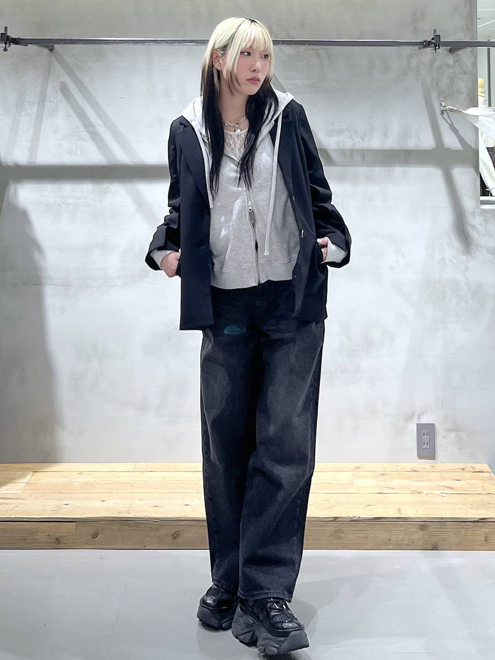 ブラック系のスニーカー、ホワイト系のTシャツ/カットソー、グレー系のパーカーを着用したレディースの冬コーディネートの1枚目の写真