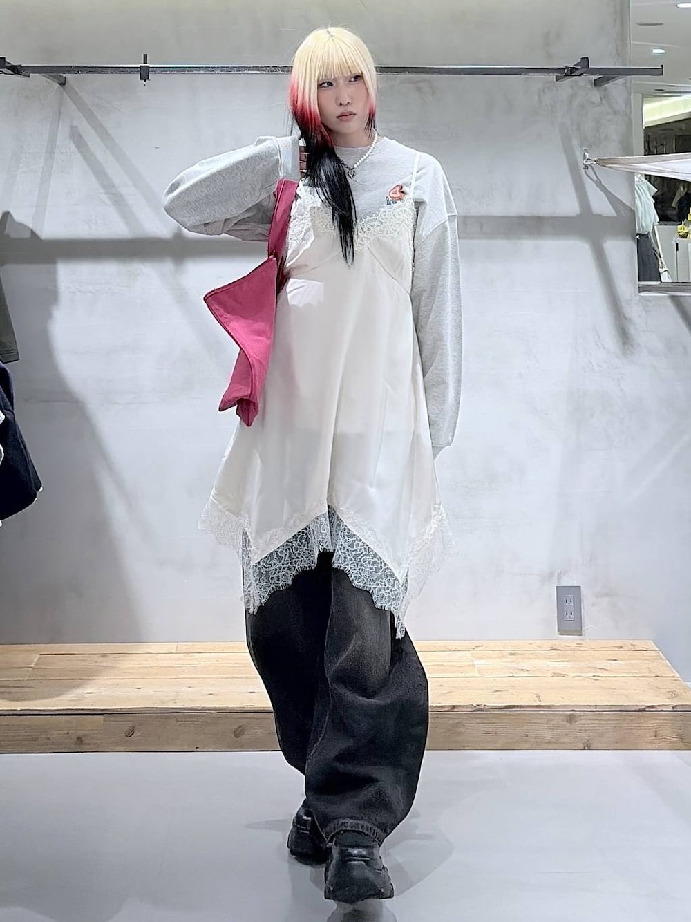 ブラック系のブーツ、ブラック系のデニムパンツ、ホワイト系のチュニックを着用したレディースの冬コーディネートの1枚目の写真