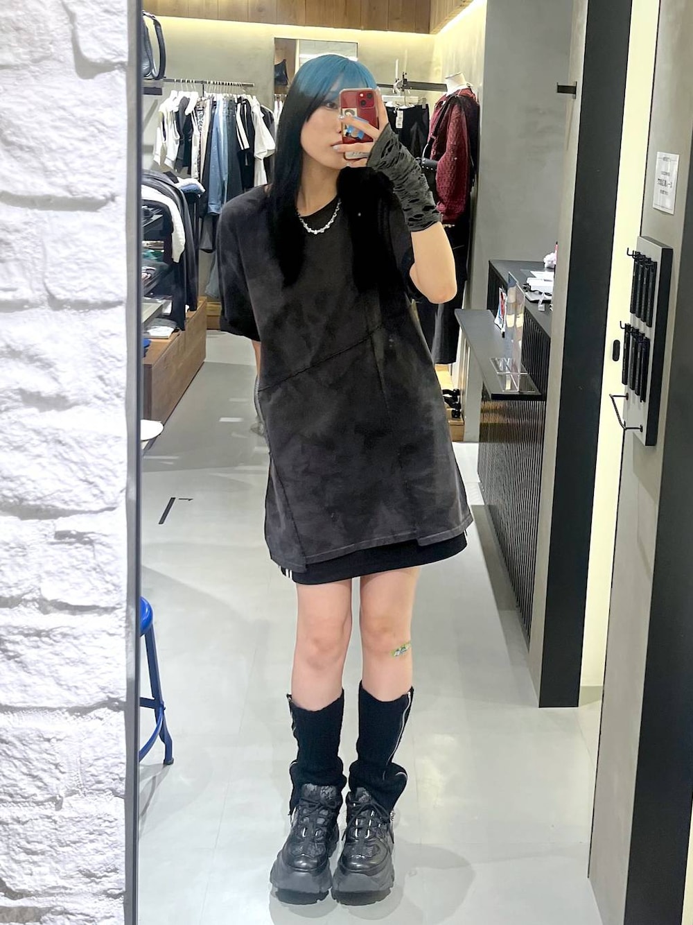 「高身長、モード、着痩せ・細見え、PAGEBOY、骨格ウェーブ_PAGEBOY、ブルベ冬_PAGEBOY、ブラックコーデ、モノトーン、ラフ、カジュアル、カジュアルコーデ、ミニスカート、スポーティ、スポーツミックス」｜「PAGEBOYのプラットチャンキースニーカー（スニーカー、ブラック系）」を使った、あちさん（レディース・168cm）の夏コーディネートの1枚目の写真