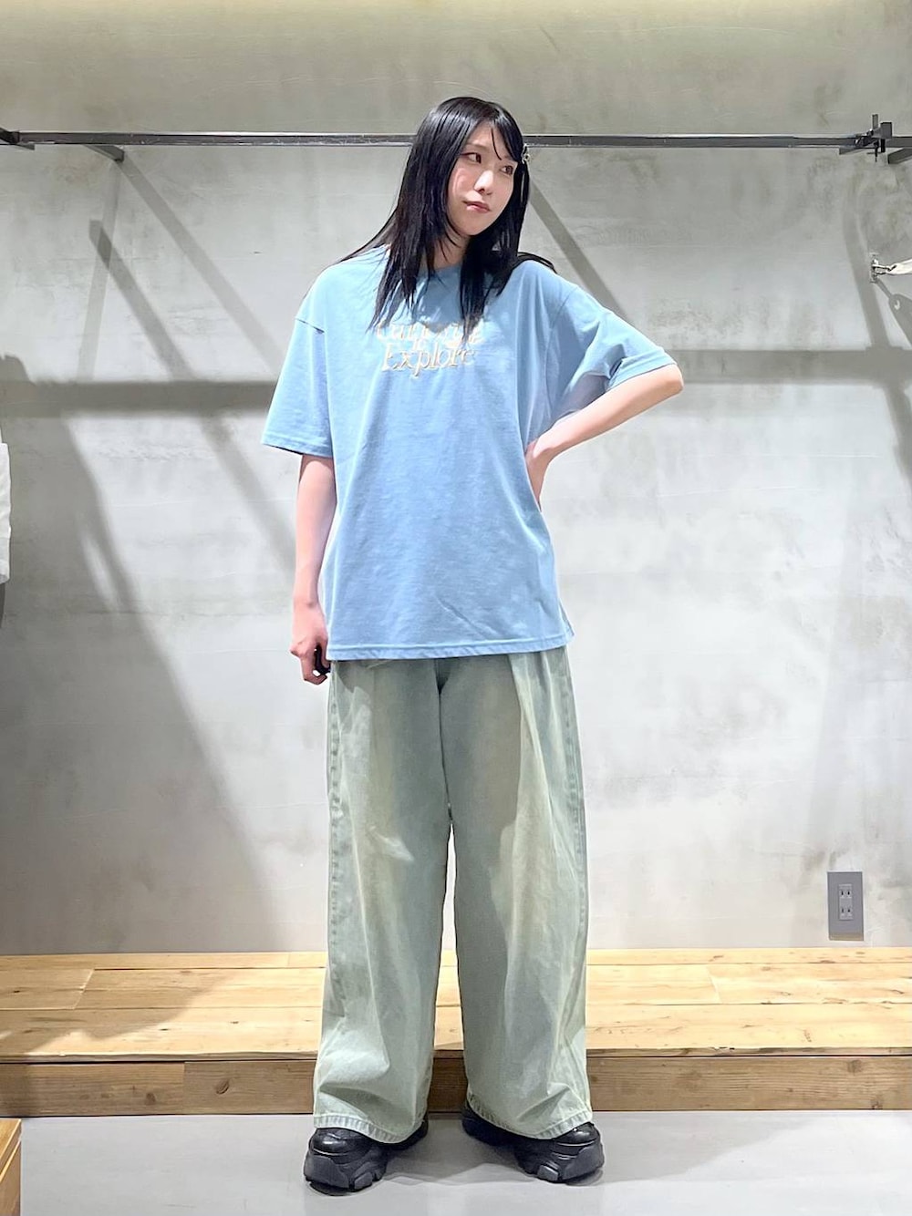 「高身長、モード、着痩せ・細見え、PAGEBOY、骨格ウェーブ_PAGEBOY、ブルベ冬_PAGEBOY、シンプルコーデ、シンプル、ラフ、Tシャツ、デニムパンツ、カジュアル、カジュアルコーデ」｜「PAGEBOYのプラットチャンキースニーカー（スニーカー、ブラック系）」を使った、あちさん（レディース・168cm）の夏コーディネートの1枚目の写真