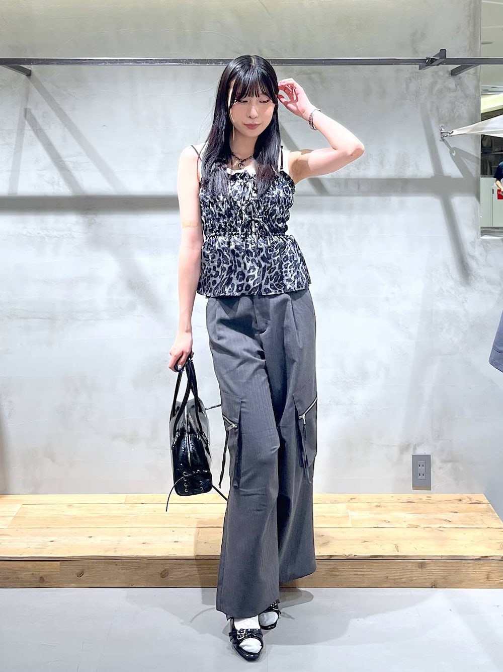 「高身長、モード、着痩せ・細見え、PAGEBOY、骨格ウェーブ_PAGEBOY、ブルベ冬_PAGEBOY、きれいめ、きれいめカジュアル、大人カジュアル、ビスチェ、タンクトップ、スラックス、モノトーン」｜「PAGEBOYのTRカーゴスラックス（カーゴパンツ、グレー系）」を使った、あちさん（レディース・168cm）の夏コーディネートの1枚目の写真