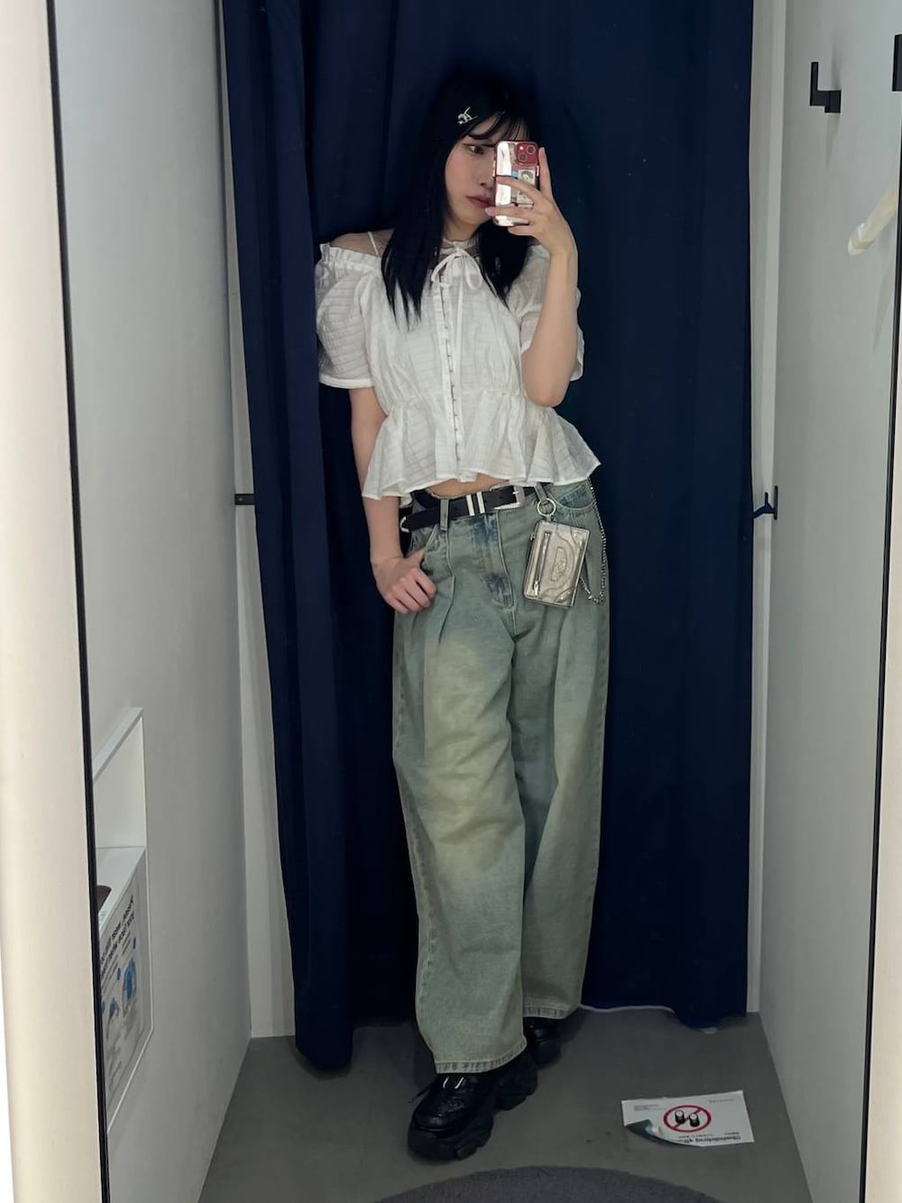 「高身長、モード、着痩せ・細見え、PAGEBOY、骨格ウェーブ_PAGEBOY、ブルベ冬_PAGEBOY、ガーリー、カジュアル、デニムパンツ、ブラウス、カジュアルコーデ」｜「PAGEBOYのプラットチャンキースニーカー（スニーカー、ブラック系）」を使った、あちさん（レディース・168cm）の春コーディネートの1枚目の写真