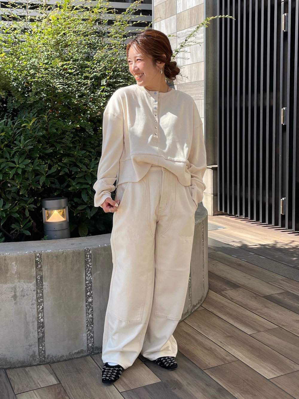 ホワイト系のTシャツ/カットソー、ホワイト系のデニムパンツ、ブラック系のパンプスを着用したレディースの秋コーディネートの1枚目の写真