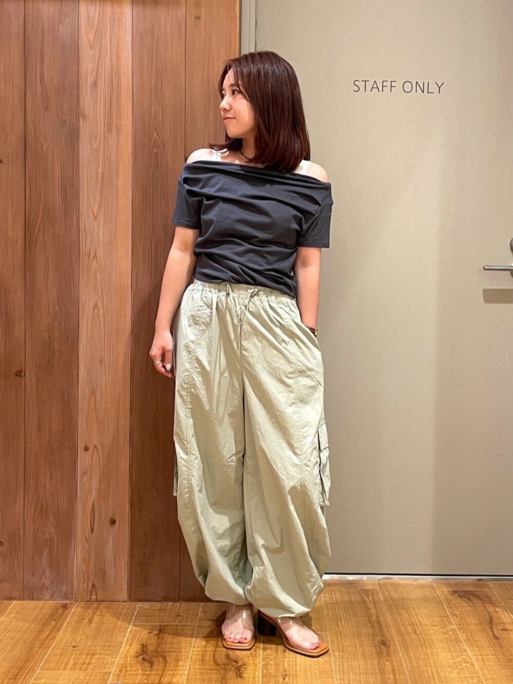 グレー系のTシャツ/カットソー、グリーン系のその他パンツを着用したレディースの夏コーディネートの1枚目の写真