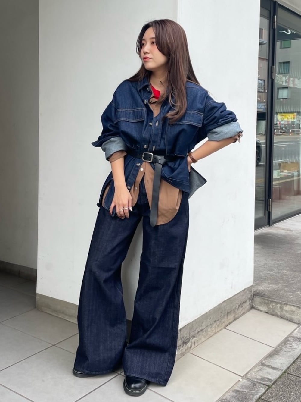 ブルー系のシャツ/ブラウス、ブラウン系のシャツ/ブラウス、レッド系のTシャツ/カットソーを着用したレディースの秋コーディネートの1枚目の写真
