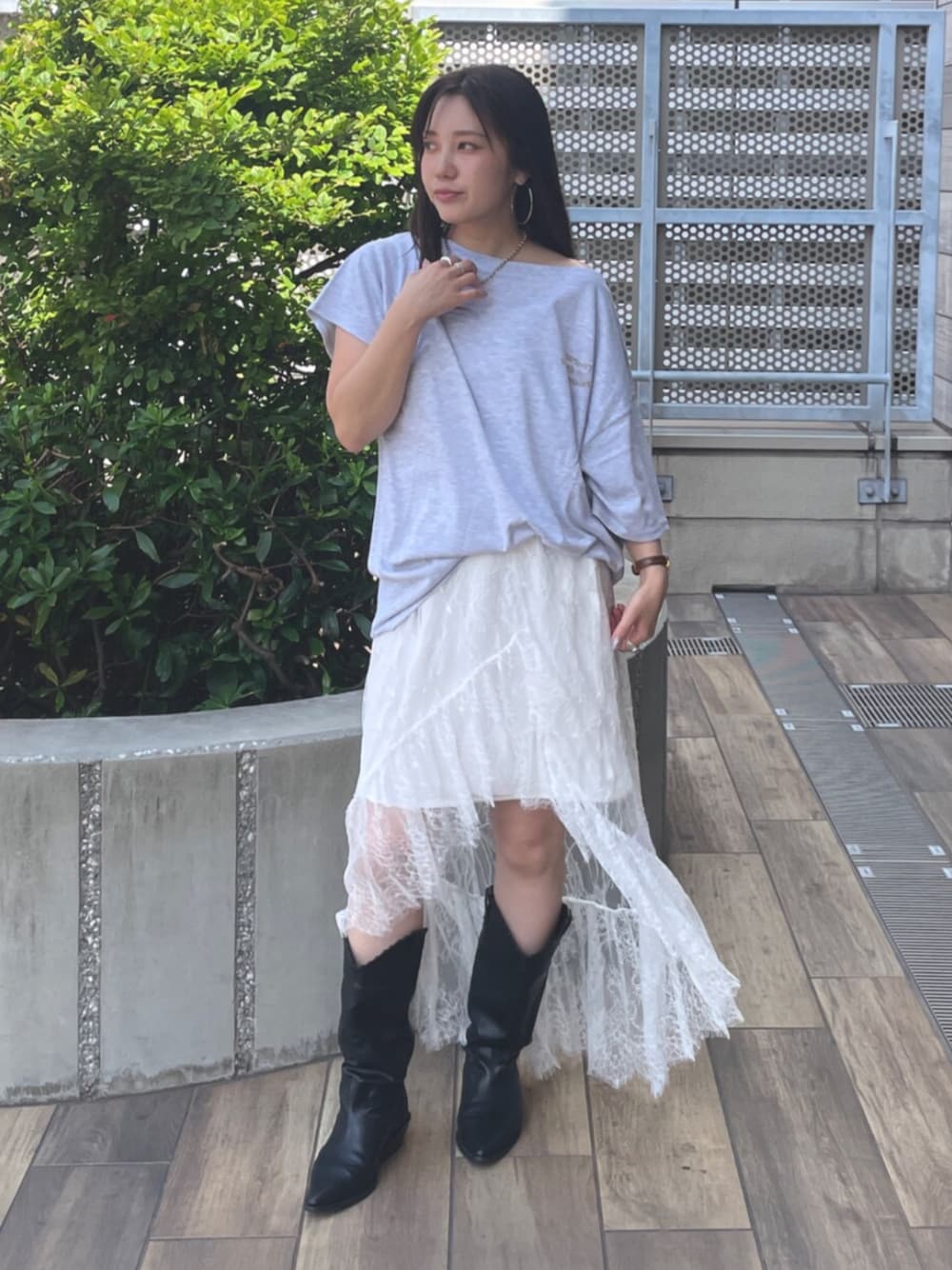 グレー系のTシャツ/カットソー、ホワイト系のスカート、ブラック系のブーツを着用したレディースの夏コーディネートの1枚目の写真
