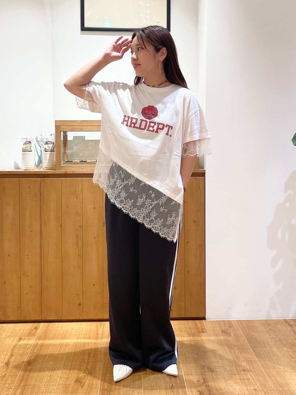 ホワイト系のTシャツ/カットソー、ブルー系のその他パンツ、ホワイト系のパンプスを着用したレディースの夏コーディネートの1枚目の写真