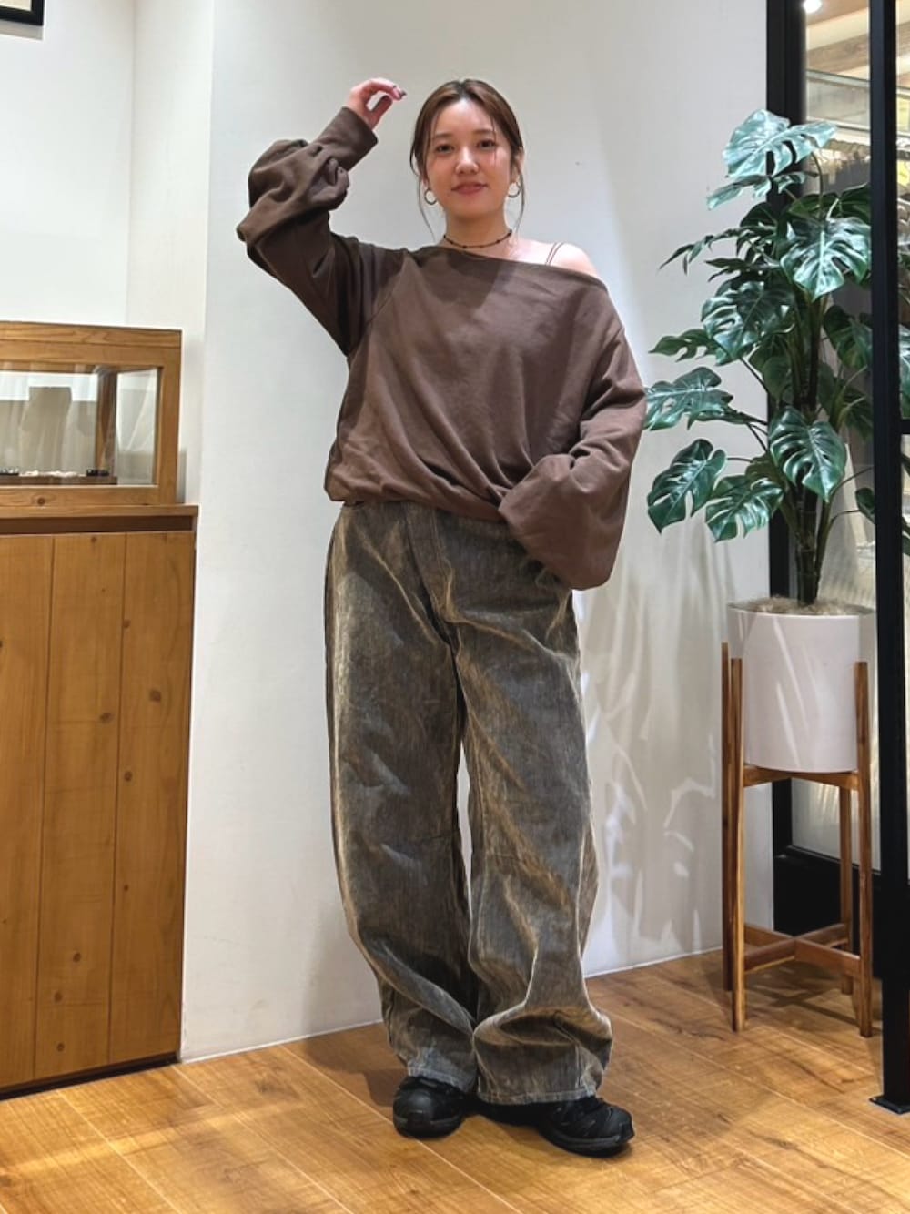 ブラウン系のスウェット、ベージュ系のデニムパンツを着用したレディースの秋コーディネートの1枚目の写真