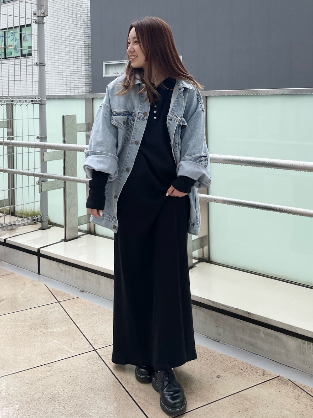 デニムジャケットを使った「黒ワンピース」のレディース人気