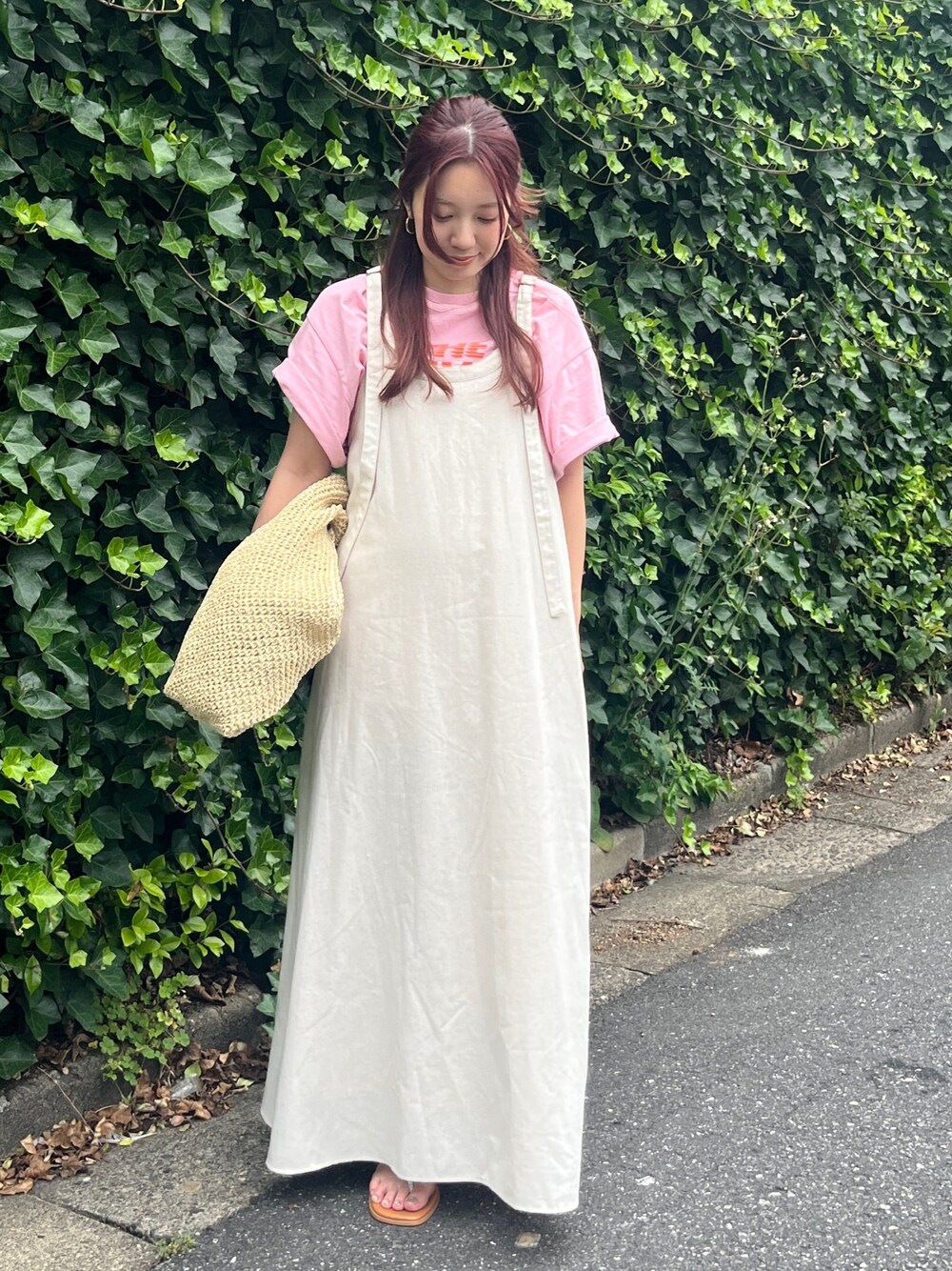 ピンク系のTシャツ/カットソー、ホワイト系のワンピースを着用したレディースの夏コーディネートの1枚目の写真