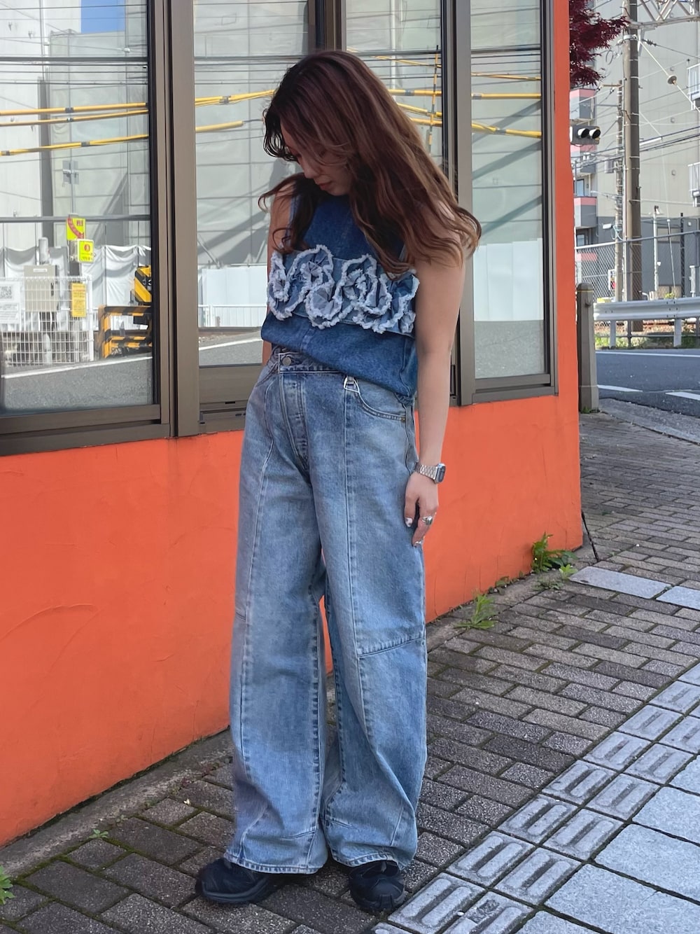 ブルー系のシャツ/ブラウス、ブルー系のキャミソール、ブルー系のデニムパンツを着用したレディースの春コーディネートの1枚目の写真