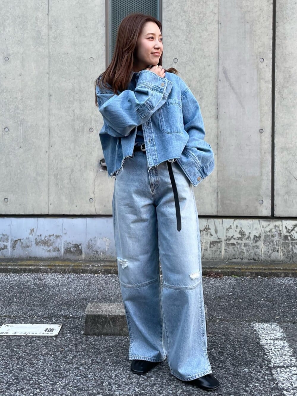 ブルー系のシャツ/ブラウス、ブルー系のデニムパンツ、ブラック系のバレエシューズを着用したレディースの冬コーディネートの1枚目の写真