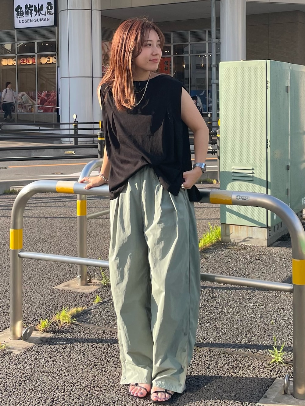 グリーン系のその他パンツ、ブラック系のTシャツ/カットソーを着用したレディースの夏コーディネートの1枚目の写真