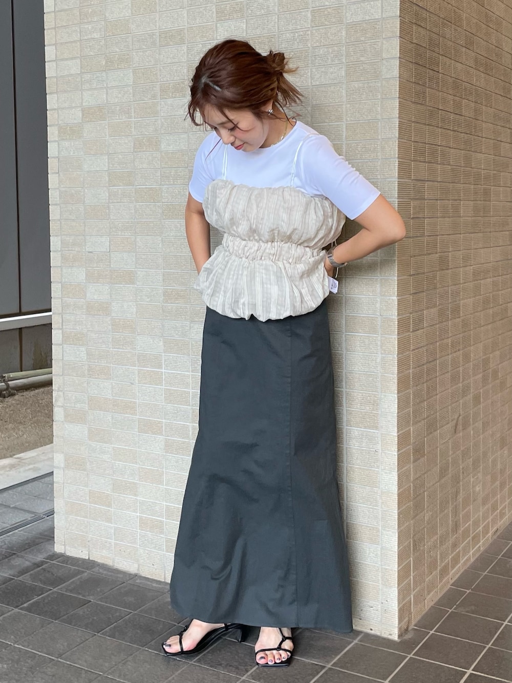 ホワイト系のTシャツ/カットソー、グレー系のスカートを着用したレディースの夏コーディネートの1枚目の写真