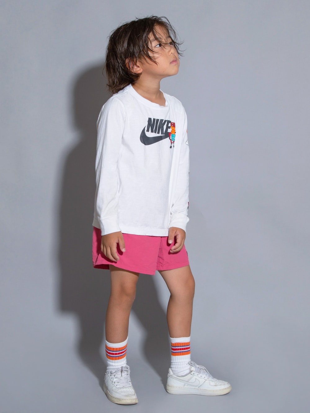 「NIKE、キッズコーデ、ハーフパンツ、ストリート、キッズファッション、スニーカー、ロンT、秋物準備はじめました、男の子コーデ、カラーパンツ、スポーツミックス」｜「NIKEのアイテム（Tシャツ/カットソー、ホワイト系）」を使った、allen19.ppさん（キッズ・120cm）の秋コーディネートの1枚目の写真