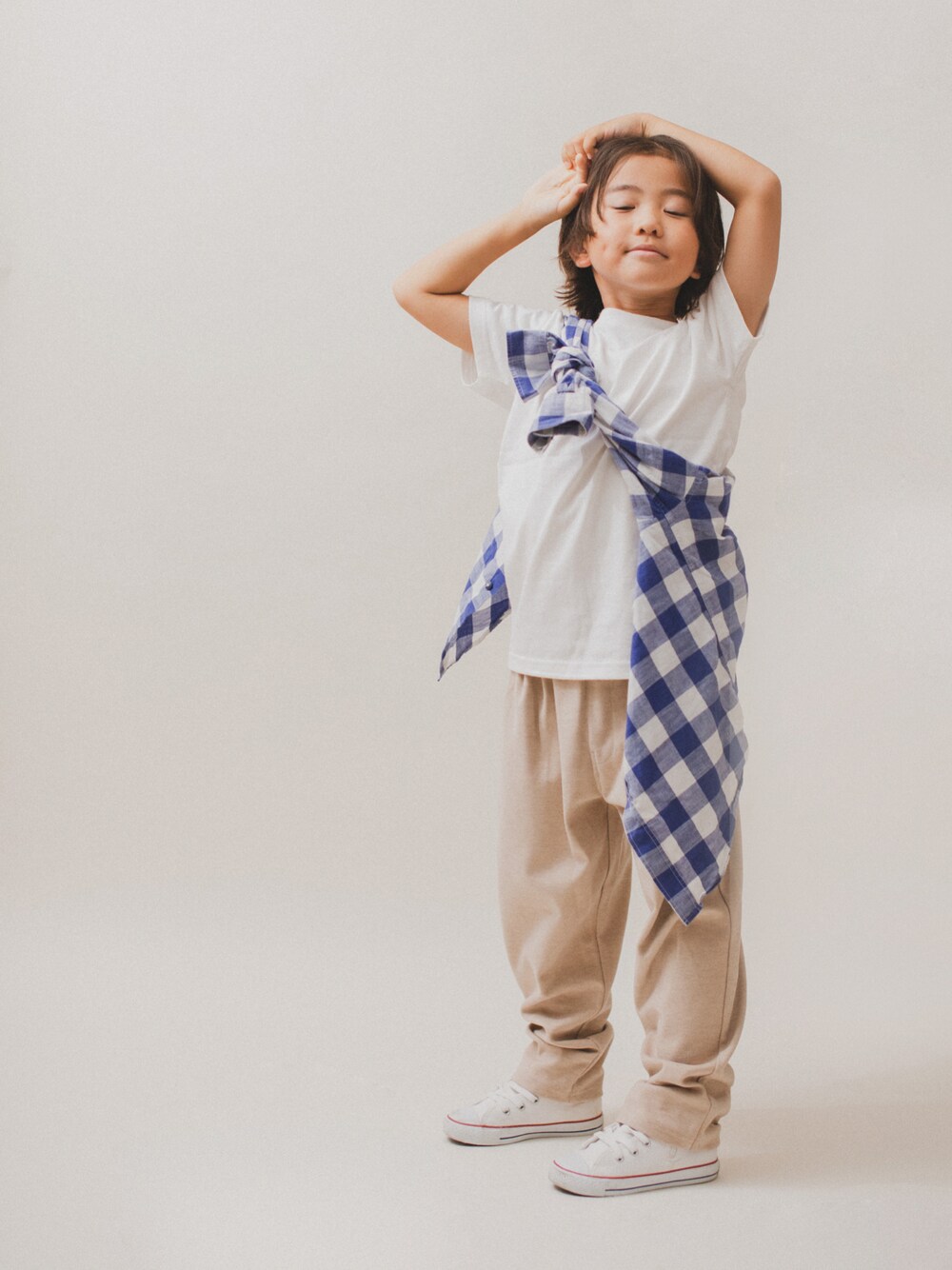 「カジュアルコーデ、プチプラ、tiny manon、ベージュ、チェックシャツ、白Tシャツ、converse、秋コーデ、きれいめカジュアル、バースデイ、カジュアル、シンプルコーデ、ストリート、キッズファッション」｜「tinymanonのアイテム（パンツ、ベージュ系）」を使った、allen19.ppさん（キッズ・120cm）の秋コーディネートの1枚目の写真