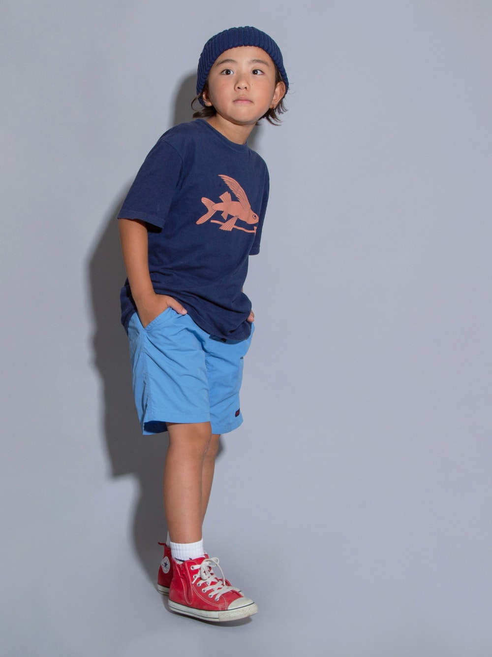 「キッズコーデ、キッズファッション、ハーフパンツ、Tシャツ、小学生、男の子、グラミチ、ニット帽、コンバース、古着MIX、アウトドアスタイル」｜「patagoniaのアイテム（Tシャツ/カットソー、ブルー系）」を使った、allen19.ppさん（キッズ・120cm）の秋コーディネートの1枚目の写真