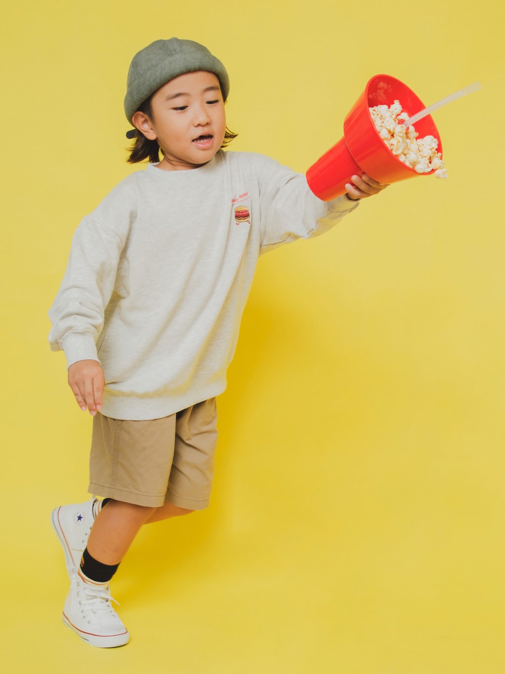「コンバース、トレーナー、スエット、converse、ビッグシルエット、ハーフパンツ、ポップコーン、devirock、帽子、男の子コーデ、休日スタイル、キッズコーデ、シンプルコーデ、カジュアルコーデ」｜「B:MING by BEAMSのB:MING by BEAMS / フェイクスエード ロールキャップ（キャップ、グレー系）」を使った、allen19.ppさん（キッズ・125cm）の秋コーディネートの1枚目の写真