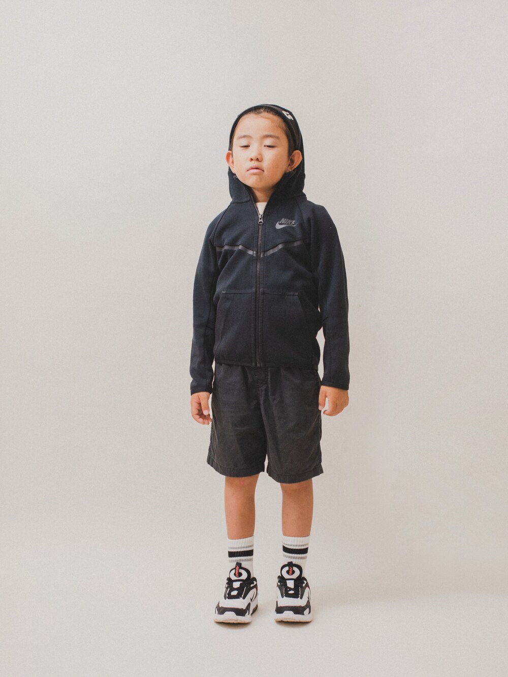 「秋服準備はじめました、カジュアルコーデ、スポーツミックス、ナイキスニーカー、NIKE AIR MAX、NIKE、スニーカーコーデ、テックフリース、スニーカー、ストリート、キッズコーデ、秋コーデ、キッズファッション、普段着、学校」｜「NIKEのアイテム（スニーカー、ホワイト系）」を使った、allen19.ppさん（キッズ・120cm）の秋コーディネートの1枚目の写真