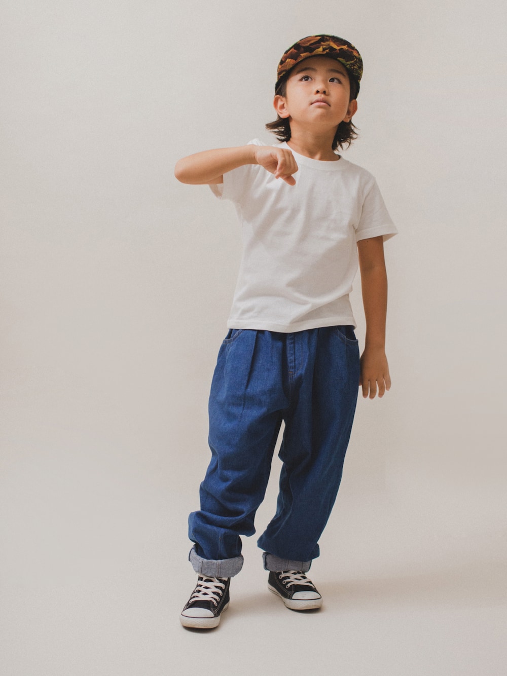 「カジュアルコーデ、ストリート、デニムパンツ、白Tシャツ、デニム、デニムコーデ、キャップ、converse、コンバース、カジュアル、ストリートコーデ、キッズコーデ、白T×デニム、キッズファッション」｜「CIAOPANIC TYPYの【KIDS】【TYPY DENIM】甘織デニムタックボリュームパンツ（デニムパンツ、ブルー系）」を使った、allen19.ppさん（キッズ・120cm）の秋コーディネートの1枚目の写真