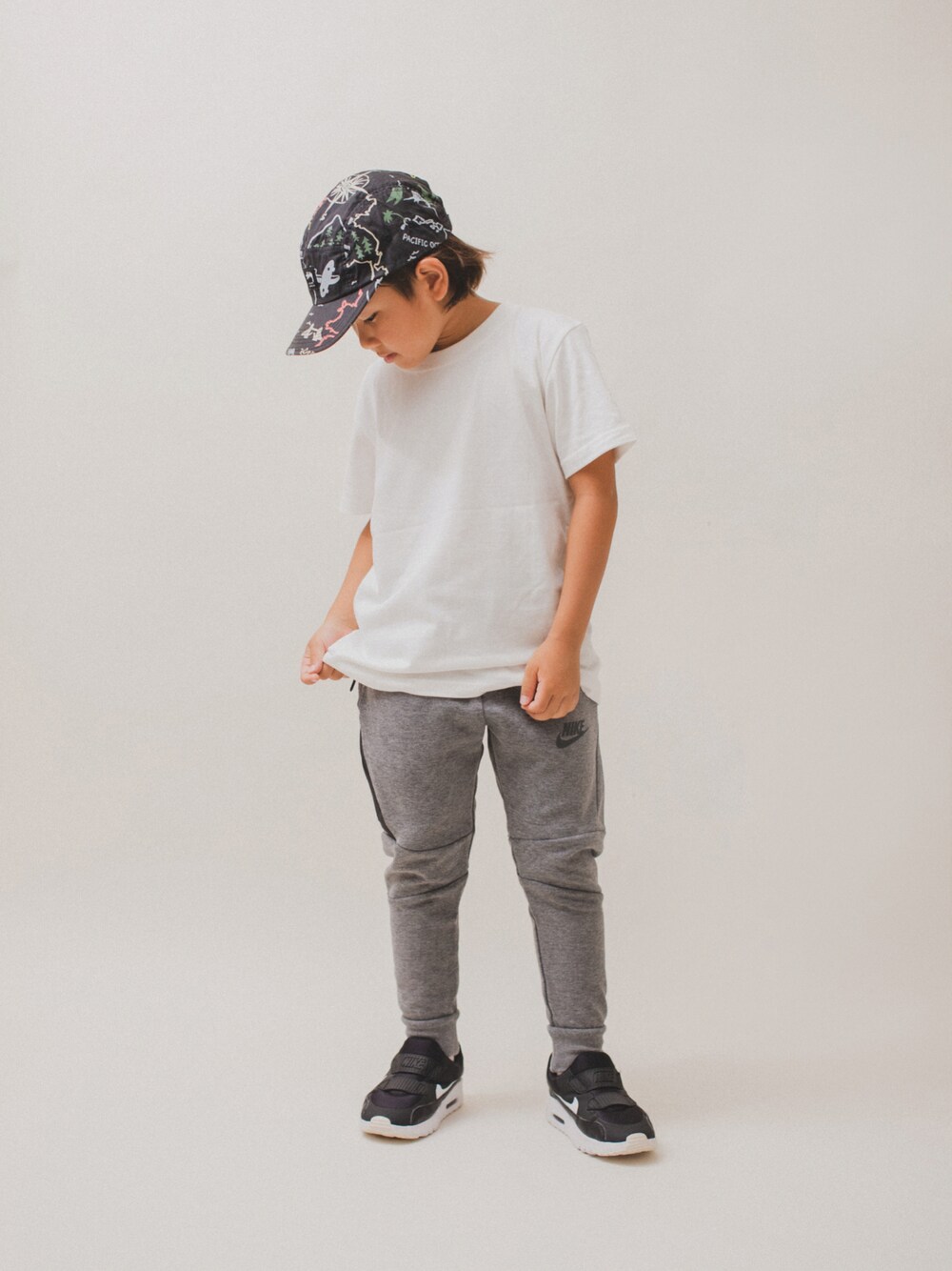「カジュアルコーデ、スニーカー、キャップ、スニーカーコーデ、ストリート、カジュアル、Tシャツ、NIKE、stussy、秋コーデ、キッズコーデ、普段着、小学生、スエット」｜「United AthleのUnited Athle/5.6オンス ハイクオリティー 無地 コットン Tシャツ 〈90～120cm〉（Tシャツ/カットソー、ホワイト系）」を使った、allen19.ppさん（キッズ・120cm）の秋コーディネートの1枚目の写真