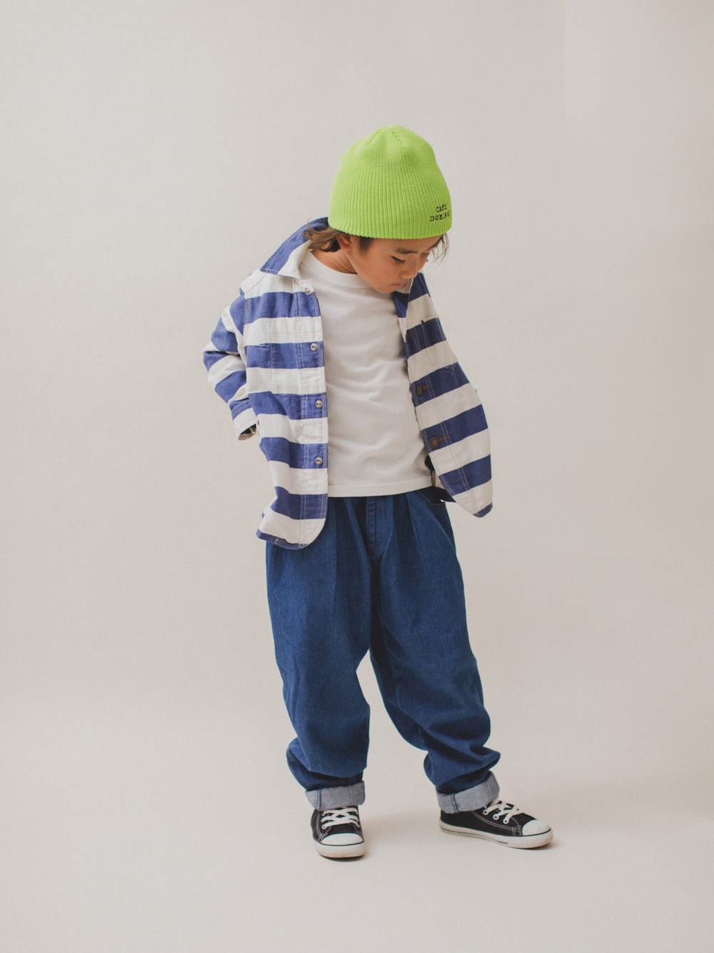 「ニット帽、ボーダー、デニムジャケット、秋のコーデ、コンバース、白Tシャツ、デニム、男の子、男の子コーデ、ジャケット、秋冬コーデ、古着MIX、ブルー、kids、ワイドパンツ」｜「CIAOPANIC TYPYの【KIDS】【TYPY DENIM】甘織デニムタックボリュームパンツ（デニムパンツ、ブルー系）」を使った、allen19.ppさん（キッズ・125cm）の秋コーディネートの1枚目の写真