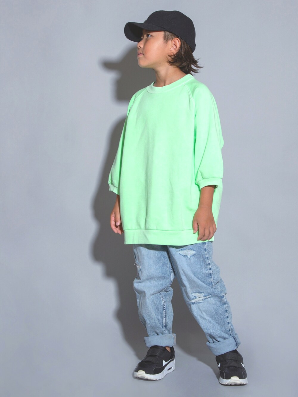 「秋服準備はじめました、NIKE AIR MAX、キッズ、kids、男の子、キッズコーデ、デニム、ユニセックス、ナイキ、ゆったりコーデ、秋冬コーデ、デニムパンツ、スニーカー」｜「GLOBAL WORKの洗える抗菌／ロゴCAP/187436（キャップ、ブラック系）」を使った、allen19.ppさん（キッズ・120cm）の秋コーディネートの1枚目の写真