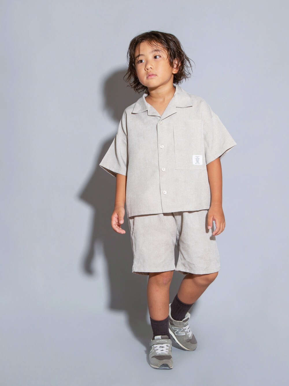「カジュアルコーデ、セットアップ、こどもコーデ、キッズコーデ、キッズファッション、birthday、ニューバランス、スニーカー、小学生、休日コーデ、男の子コーデ、ベージュ、120cm、tiny manon」｜「NEW BALANCEのnew balance ニューバランス YV373 キッズスニーカー 335373（スニーカー、ブラック系）」を使った、allen19.ppさん（キッズ・120cm）の秋コーディネートの1枚目の写真