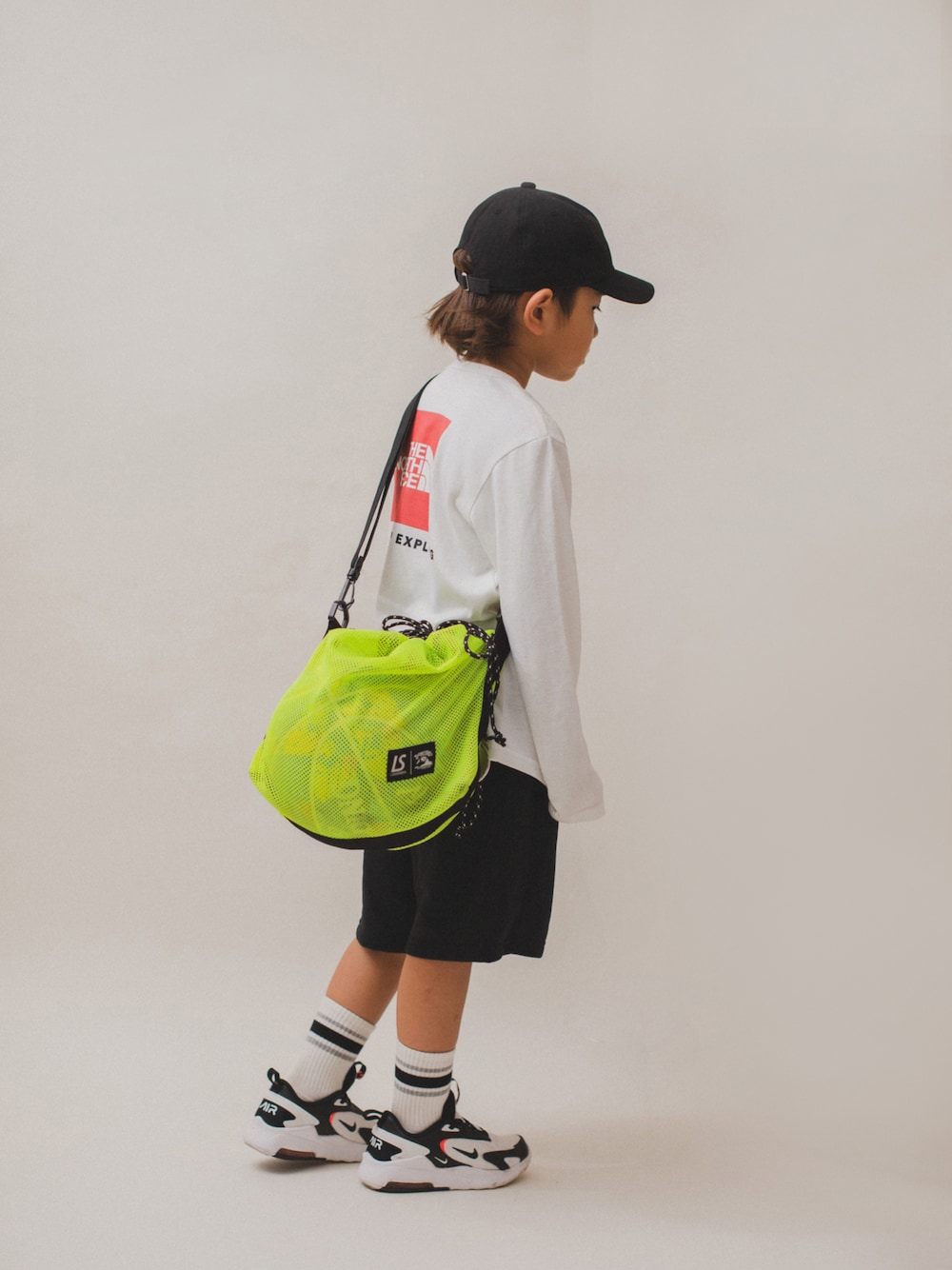 「秋冬コーデ、グローバルワーク(GLOBAL WORK)、ハーフパンツ、NIKE、NIKE AIR MAX、ノースフェイス、休日スタイル、秋コーデ、ロンT、ストリートコーデ、ショルダーバッグ、カジュアルコーデ、スポーツミックス、キャップ、スニーカー」｜「GLOBAL WORKの洗える抗菌／ロゴCAP/187436（キャップ、ブラック系）」を使った、allen19.ppさん（キッズ・120cm）の秋コーディネートの1枚目の写真
