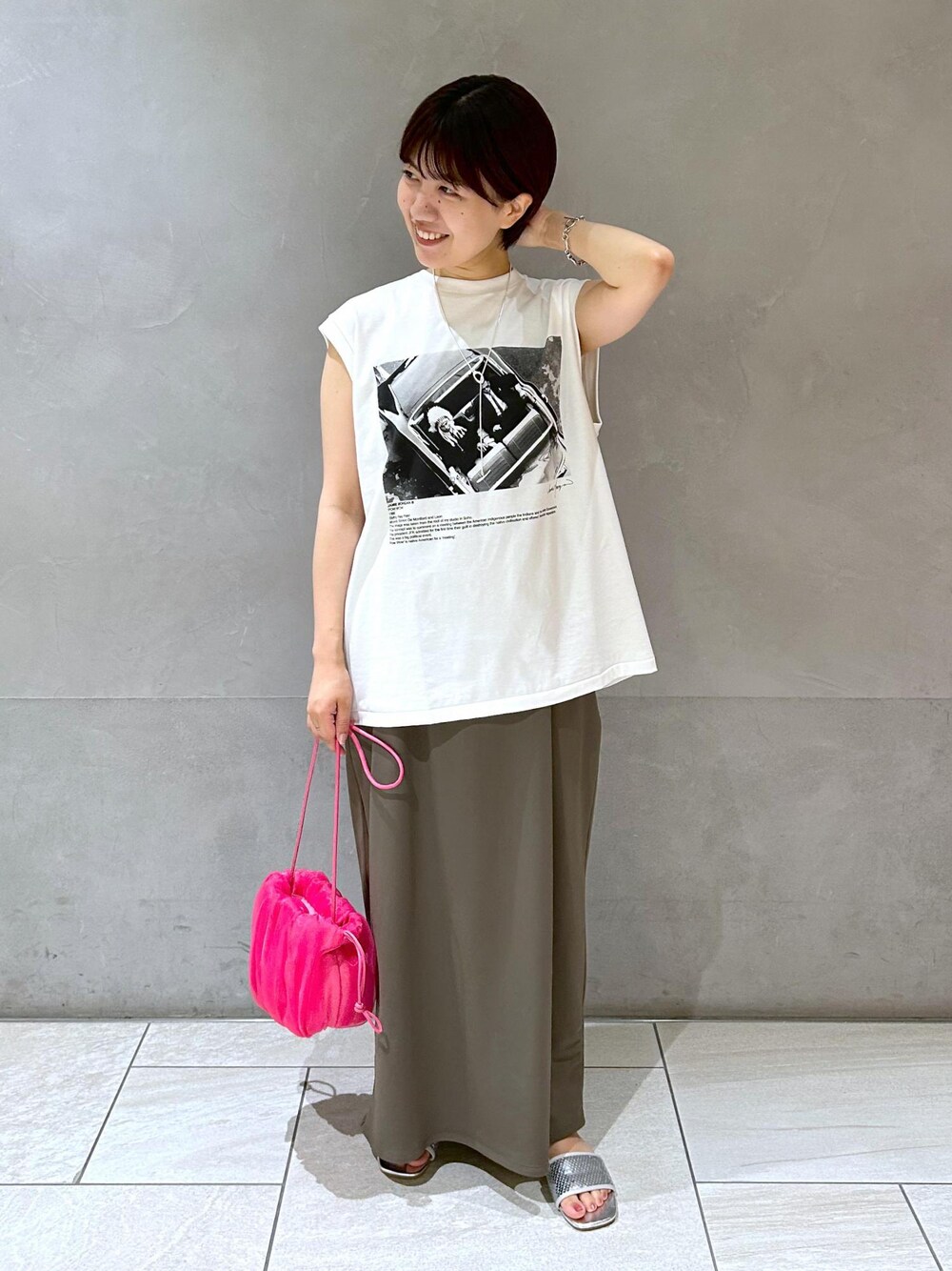 「JANE SMITH、ジェーンスミス、ADAM ET ROPÉ、FEMME、SDGs、サステナブル、イエベ、カジュアル、大人カジュアル、夏、夏コーデ、夏ファッション、23SS夏の新作、アースカラー、体型カバー」｜「ADAM ET ROPE'のスパンコールフラット（サンダル、シルバー系）」を使った、HORIKOSHIさん（レディース・158cm）の夏コーディネートの1枚目の写真