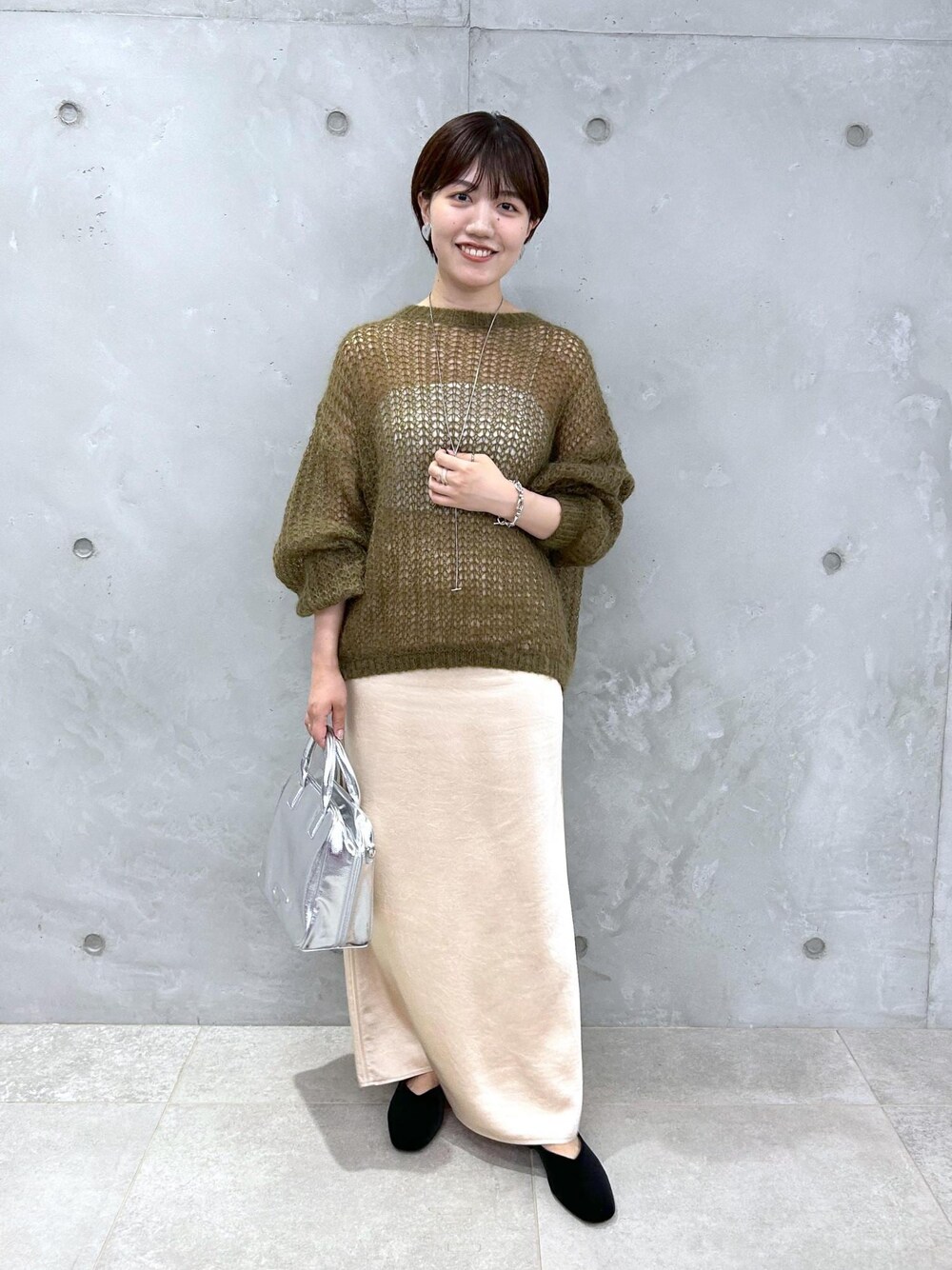 「ショルダーバッグ、ハンドバッグ、ニット、ボリュームスリーブ、スカート、パンプス、ADAM ET ROPÉ、FEMME、SDGs、サステナブル、イエベ、きれいめ、フェミニン、秋、冬」｜「ADAM ET ROPE'のスリットサテンマーメイドスカート（スカート、ゴールド系）」を使った、HORIKOSHIさん（レディース・158cm）の夏コーディネートの1枚目の写真