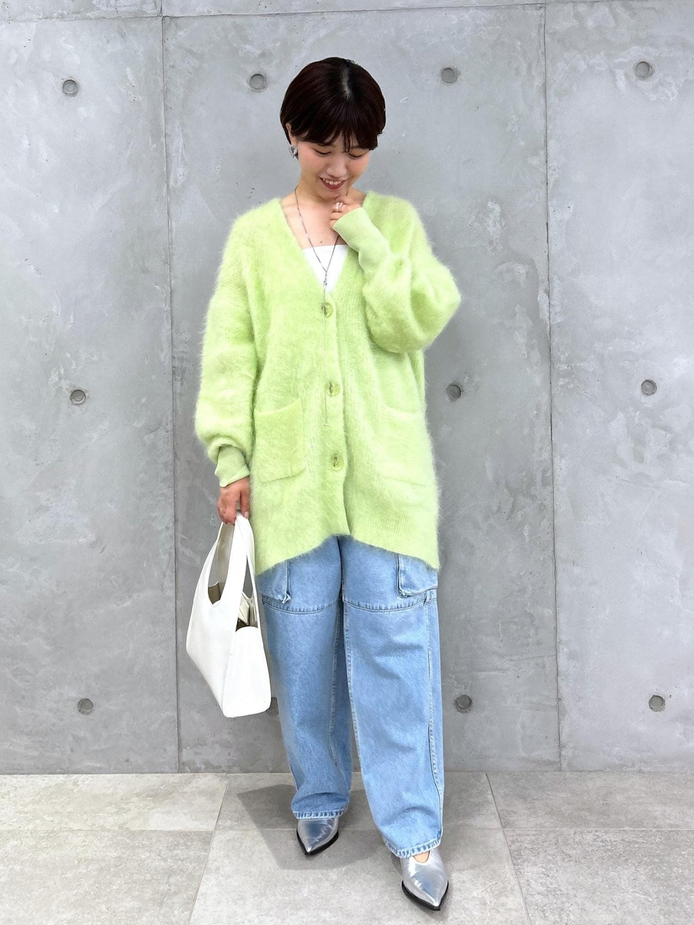 「ニット、カーディガン、オーバーサイズ、ライトグリーン、パンプス、ポインテッドトゥ、ADAM ET ROPÉ、FEMME、SDGs、サステナブル、骨格ストレート、イエベ、きれいめカジュアル、カジュアル、大人カジュアル」｜「ADAM ET ROPE'のデニムカーゴパンツ（カーゴパンツ、ブルー系）」を使った、HORIKOSHIさん（レディース・158cm）の夏コーディネートの1枚目の写真